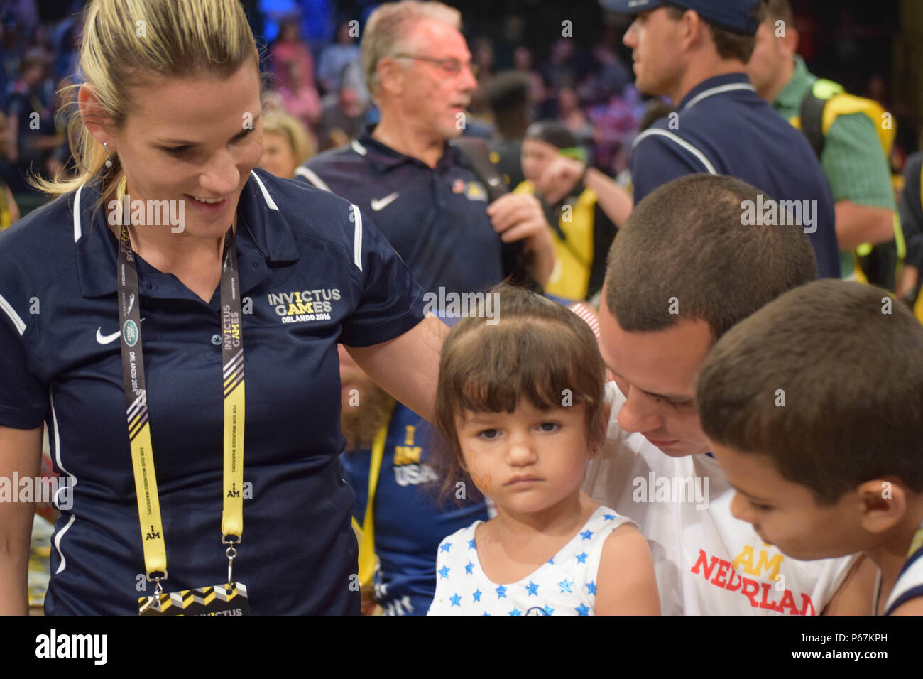 Navy Chief Yeoman (Ret.) Javier D. Rodriguez Santiago feiert mit seiner Familie nach den USA Gold im Rollstuhl Basketball gewinnt bei der Invictus Games 12. Mai 2016 in Orlando, Fla. Die Invictus Games ist eine internationale adaptive Sport Wettbewerb für die Verwundeten, Kranken und Verletzten Service Mitglieder und Veteranen. (U.S. Marine Foto von Lt. j.g. Marissa A. Cruz/Freigegeben) Stockfoto