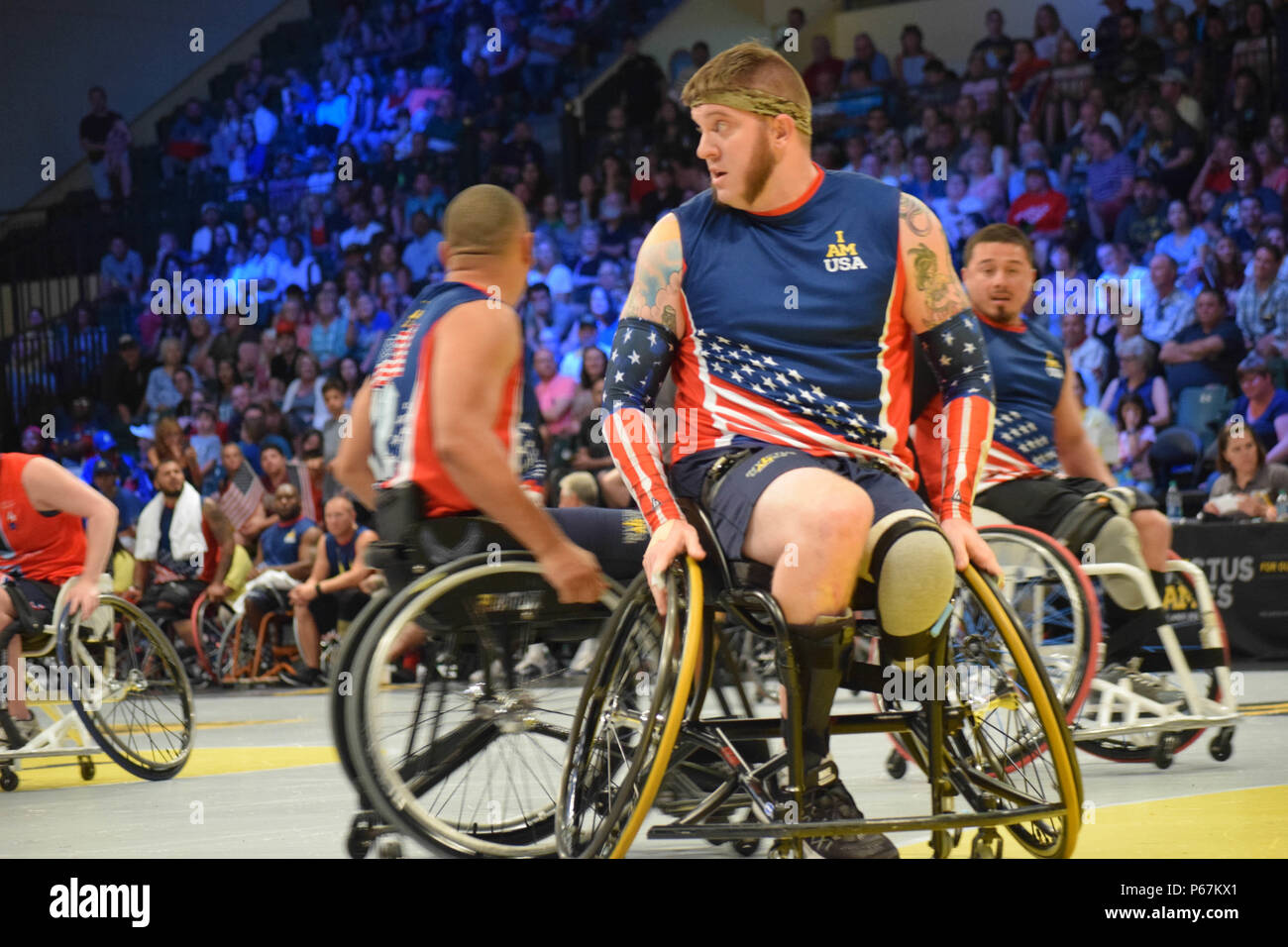 Navy Hospital Corpsman 3. Klasse (Ret.) Adam Hygema Scopes heraus die Konkurrenz im Rollstuhl basketball Finale gegen das Vereinigte Königreich vom 12. Mai 2016, in Orlando, Fla. Die Invictus Games ist eine internationale adaptive Sport Wettbewerb für die Verwundeten, Kranken und Verletzten Service Mitglieder und Veteranen. (U.S. Marine Foto von Lt. j.g. Marissa A. Cruz/Freigegeben) Stockfoto