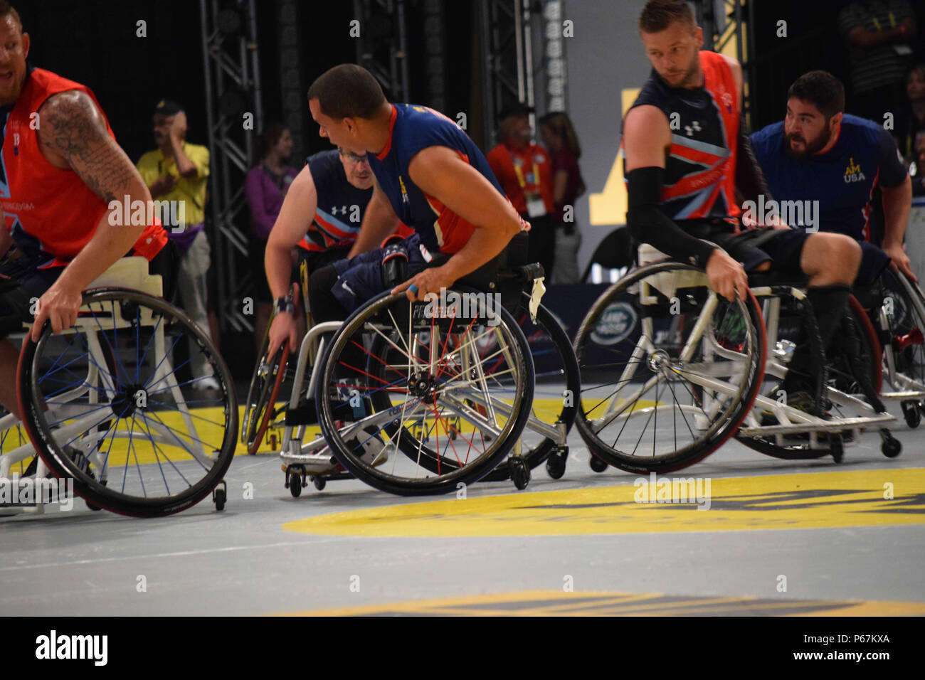 Navy Chief Yeoman (Ret.) Javier D. Rodriguez Santiago Scopes heraus die Konkurrenz während der Rollstuhl basketball Finale gegen das Vereinigte Königreich vom 12. Mai 2016, in Orlando, Fla. Die Invictus Games ist eine internationale adaptive Sport Wettbewerb für die Verwundeten, Kranken und Verletzten Service Mitglieder und Veteranen. (U.S. Marine Foto von Lt. j.g. Marissa A. Cruz/Freigegeben) Stockfoto