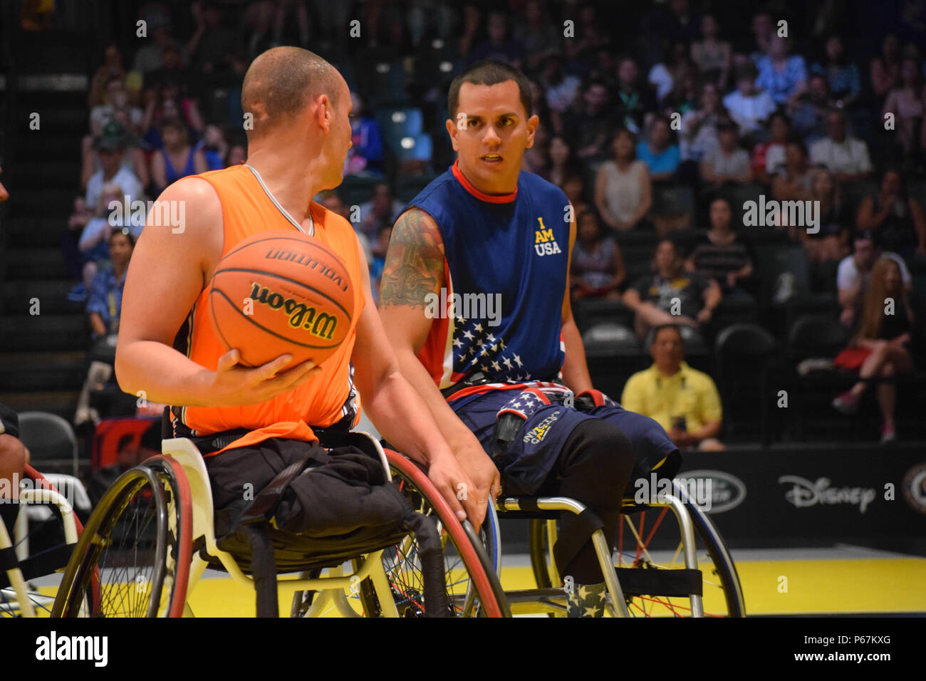 Navy Chief Yeoman (Ret.) Javier D. Rodriguez Santiago spielt festen Verteidigung gegen ein Mitglied der niederländischen Mannschaft im Rollstuhl basketball Halbfinale 12. Mai 2016, in Orlando, Fla. Die Invictus Games ist eine internationale adaptive Sport Wettbewerb für die Verwundeten, Kranken und Verletzten Service Mitglieder und Veteranen. (U.S. Marine Foto von Lt. j.g. Marissa A. Cruz/Freigegeben) Stockfoto