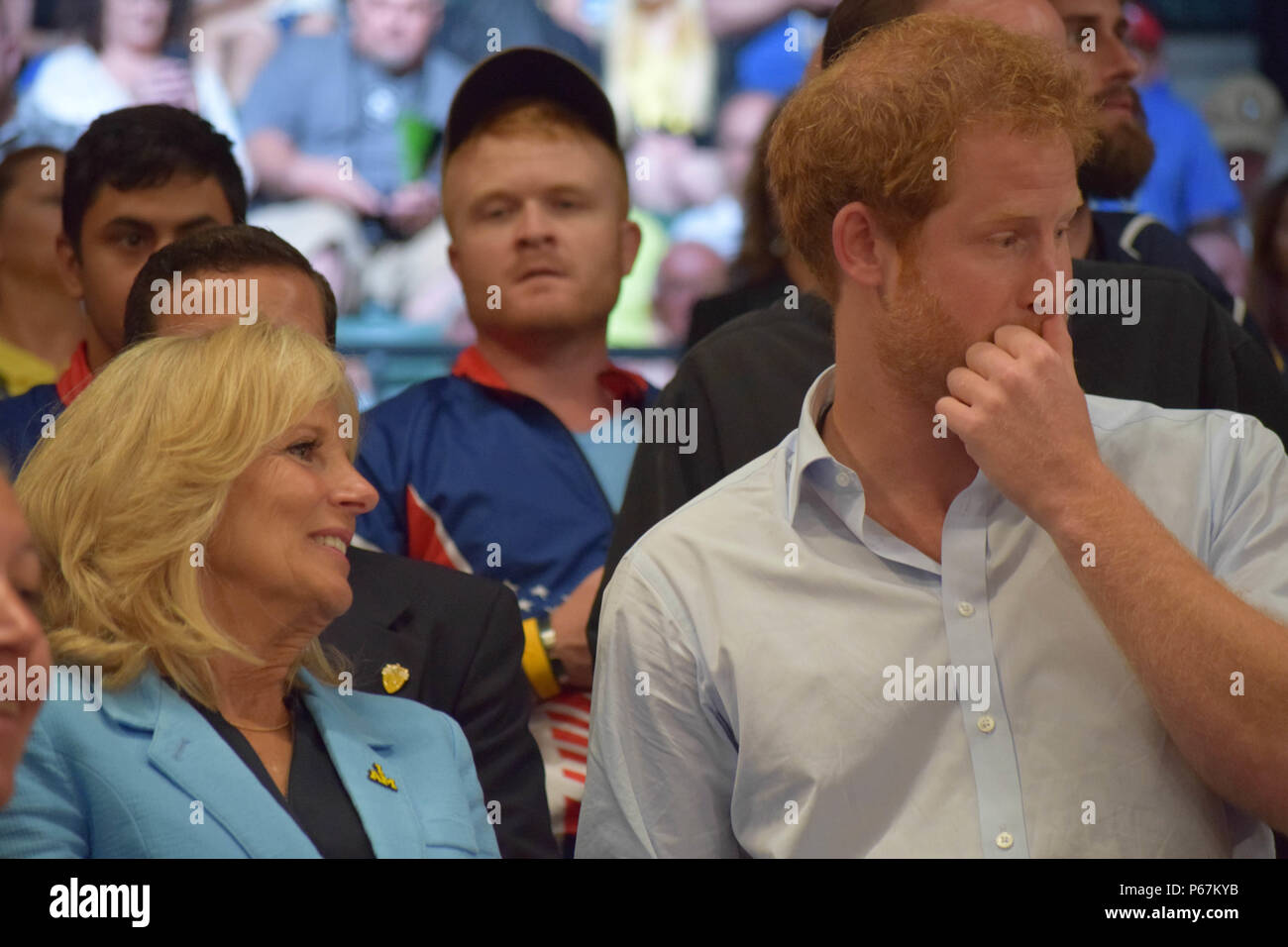 Dr. Jill Biden und Prinz Harry plaudern, bevor die Goldmedaille Rollstuhl Basketball Spiel Invictus Games 12. Mai 2016 in Orlando, Fla. Die Invictus Games ist eine internationale adaptive Sport Wettbewerb für die Verwundeten, Kranken und Verletzten Service Mitglieder und Veteranen. (U.S. Marine Foto von Lt. j.g. Marissa A. Cruz/Freigegeben) Stockfoto