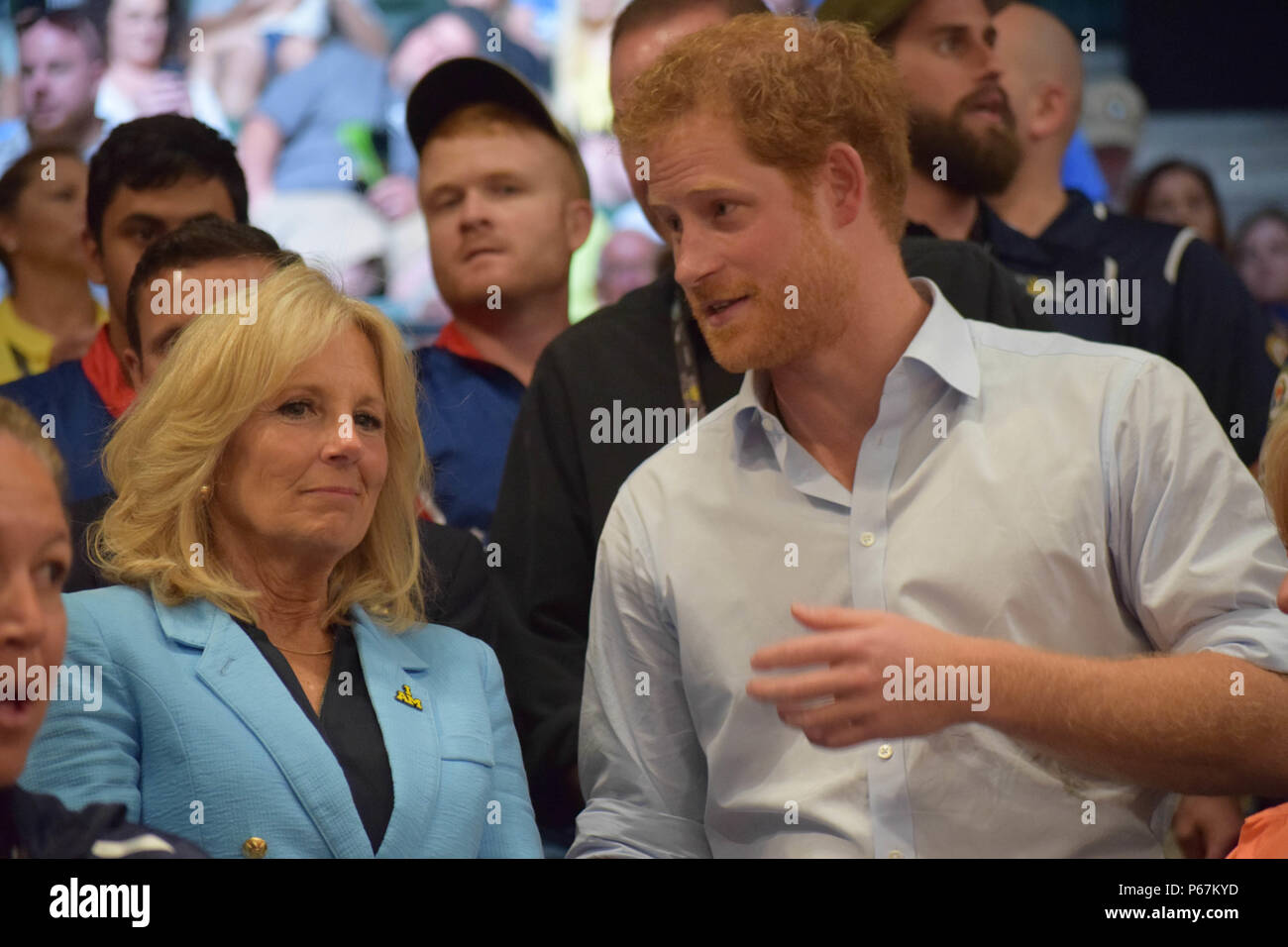 Dr. Jill Biden und Prinz Harry plaudern, bevor die Goldmedaille Rollstuhl Basketball Spiel Invictus Games 12. Mai 2016 in Orlando, Fla. Die Invictus Games ist eine internationale adaptive Sport Wettbewerb für die Verwundeten, Kranken und Verletzten Service Mitglieder und Veteranen. (U.S. Marine Foto von Lt. j.g. Marissa A. Cruz/Freigegeben) Stockfoto