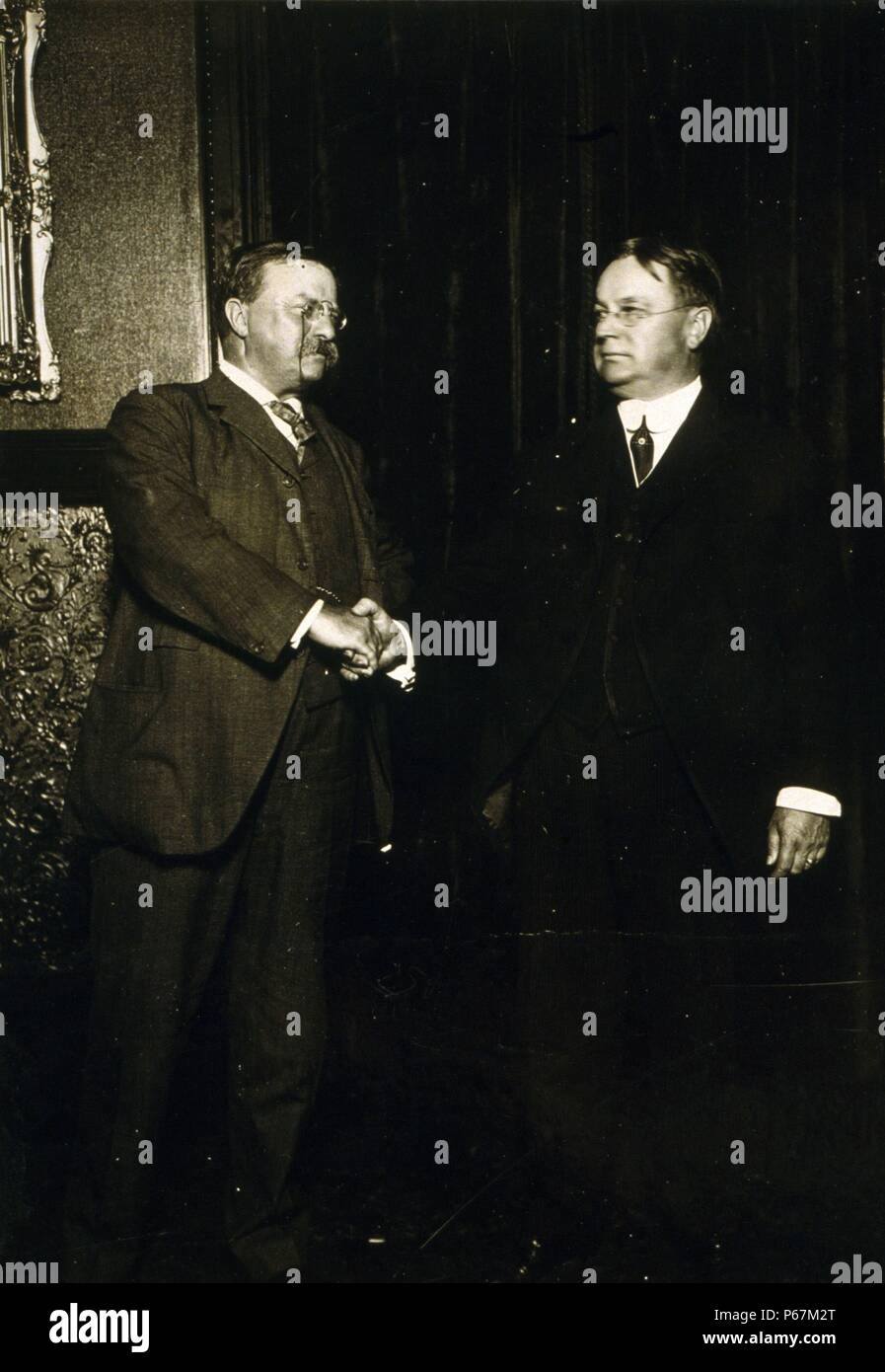 Theodore Roosevelt und Hiram Johnson, stehend, Hände schütteln, nachdem als Präsidentschaftskandidaten für die Progressive oder Stier benannt wurden - Elche Partei. Stockfoto