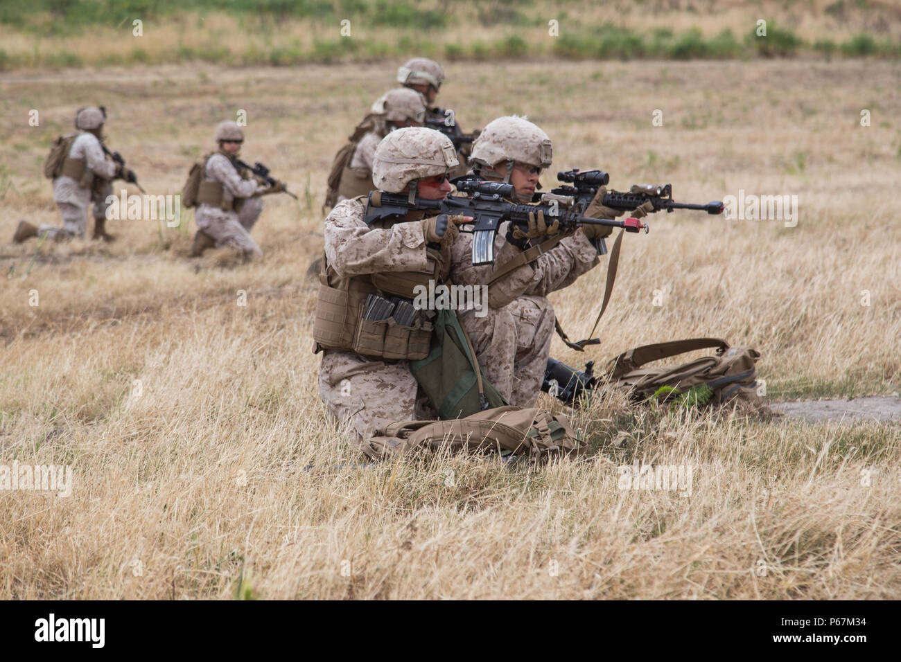 Marines richten Sie eine 180° security Perimeter nach dem Aussteigen ein MV-22 Osprey während ein Hubschrauber raid Schulungsveranstaltung an Bord Marine Corps Base Camp Pendleton, Calif., 17. Mai 2016. Diese Sicherheit verhindert Feind Verstärkungen aus Vorrücken zu den Marines' Position, während die Feinde versuchen, zurückziehen und neu formieren. Die Marines sind mit Bataillon Landung Team 1 Mrd., 4 Marines, 11 Marine Expeditionary Unit. Stockfoto