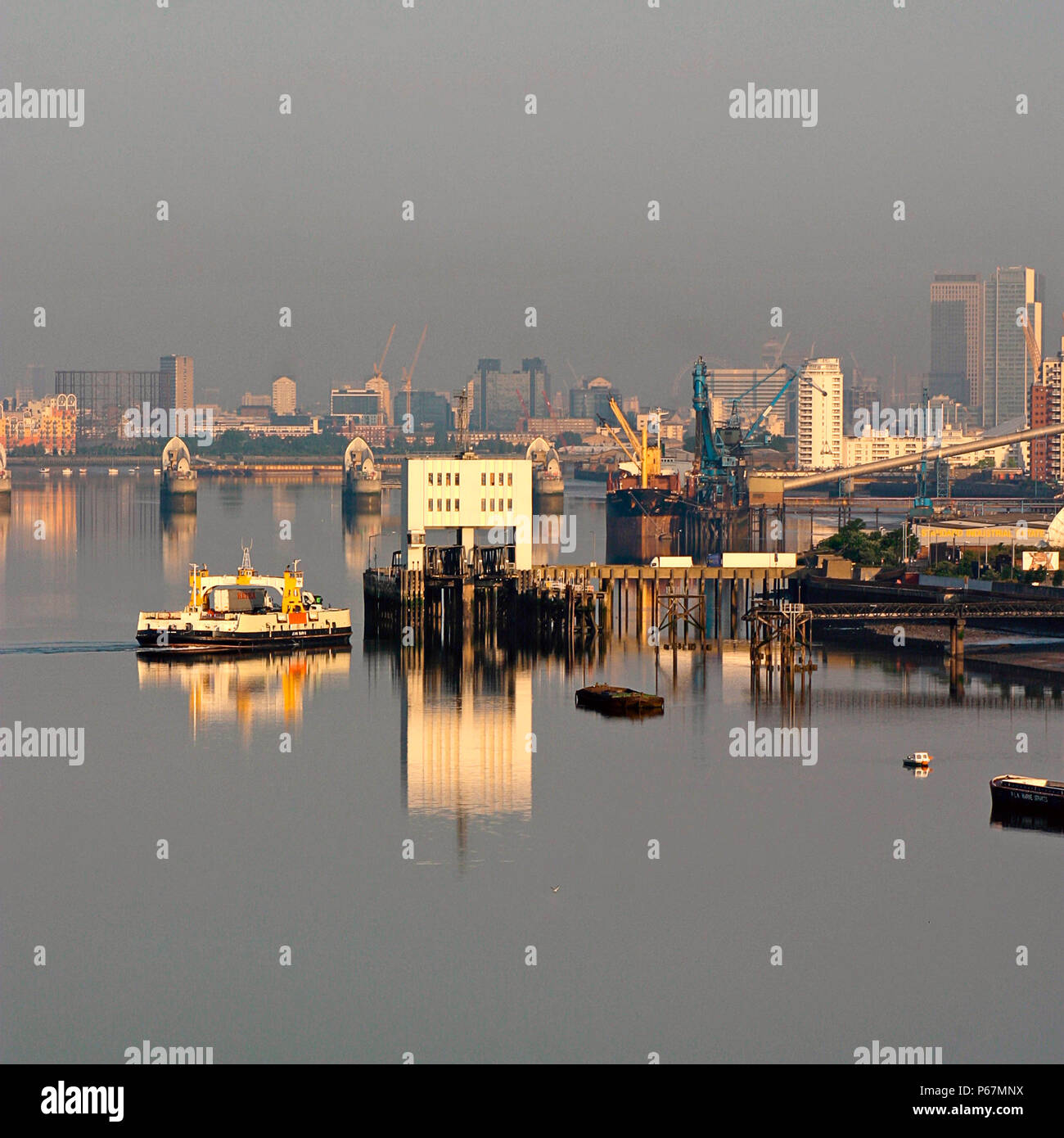 Die woolwich Ferry ist ein Dienst, der über die Themse die Verknüpfung von Woolwich im Londoner Stadtteil Greenwich mit North Woolwich im Londoner Bezirk Stockfoto