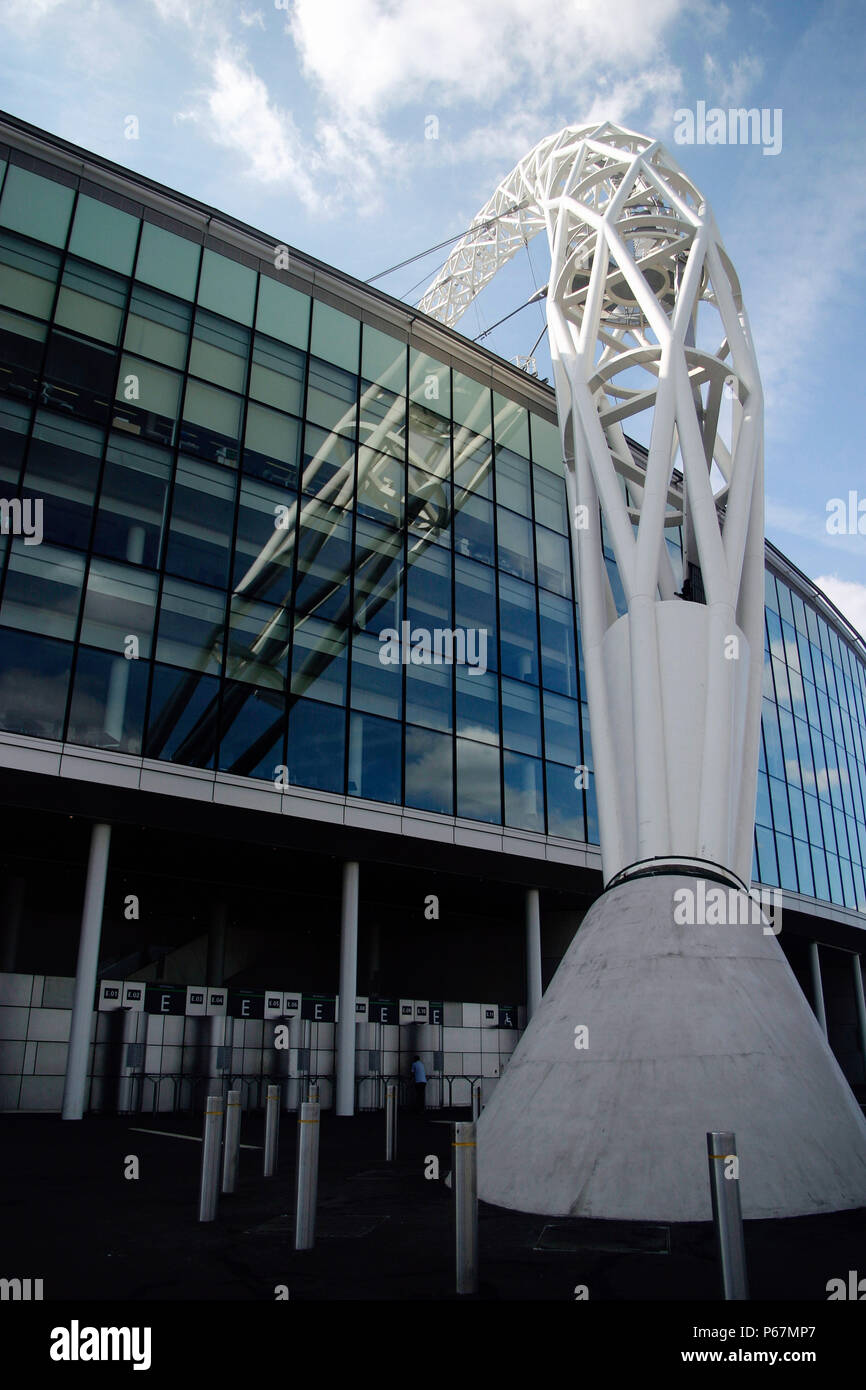 Wembley Stadion wurde von den Architekten HOK Sport und Foster & Partner mit Ingenieuren Mott Macdonald konzipiert und wurde von Multiplex gebaut. Die Signatur fe Stockfoto