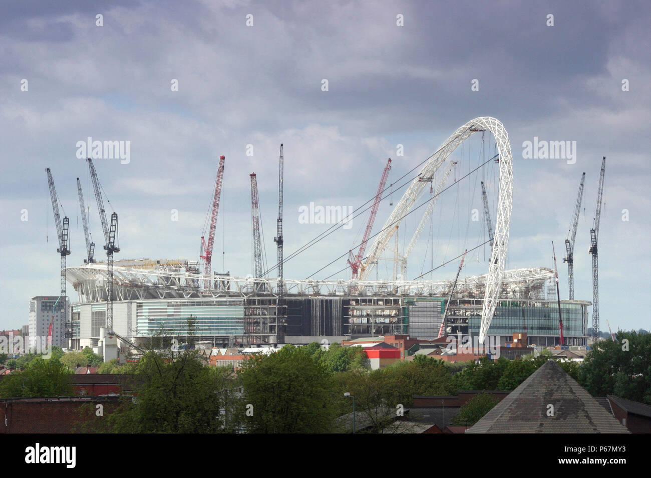 Die Wembley Stadion Triumphal Arch ist der Schwerpunkt dieser £ 757 M Projekt. Die stählernen Bogen mit einem Gewicht von 1.650 Tonnen unterstützen die 7.000-Tonnen retracta Stockfoto