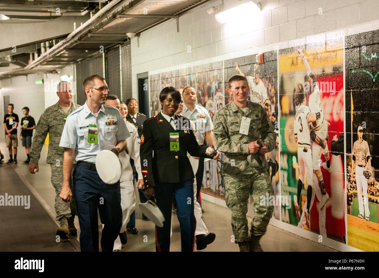 Militärangehörige aus jedem Zweig des US-militärmarsches auf dem Feld der Pittsburgh Pirates im PNC Park, Pittsburgh, Pennsylvania, am 19. Mai 2016, während des ersten Militärs nimmt die Feldnacht ein. Die Veranstaltung ehrt die Mitarbeiter der Armee, der Navy, des Marinekorps und der Küstenwache und hebt die öffentliche Anerkennung, das Engagement der Gemeinde, die Moral und die Wertschätzung für den Dienst hervor. Militärangehörige nehmen an zeremoniellen Aktivitäten teil, demonstrieren Teamwork, Disziplin und Eprit de Corps, während sie mit der Community durch Baseballveranstaltungen interagieren. Stockfoto