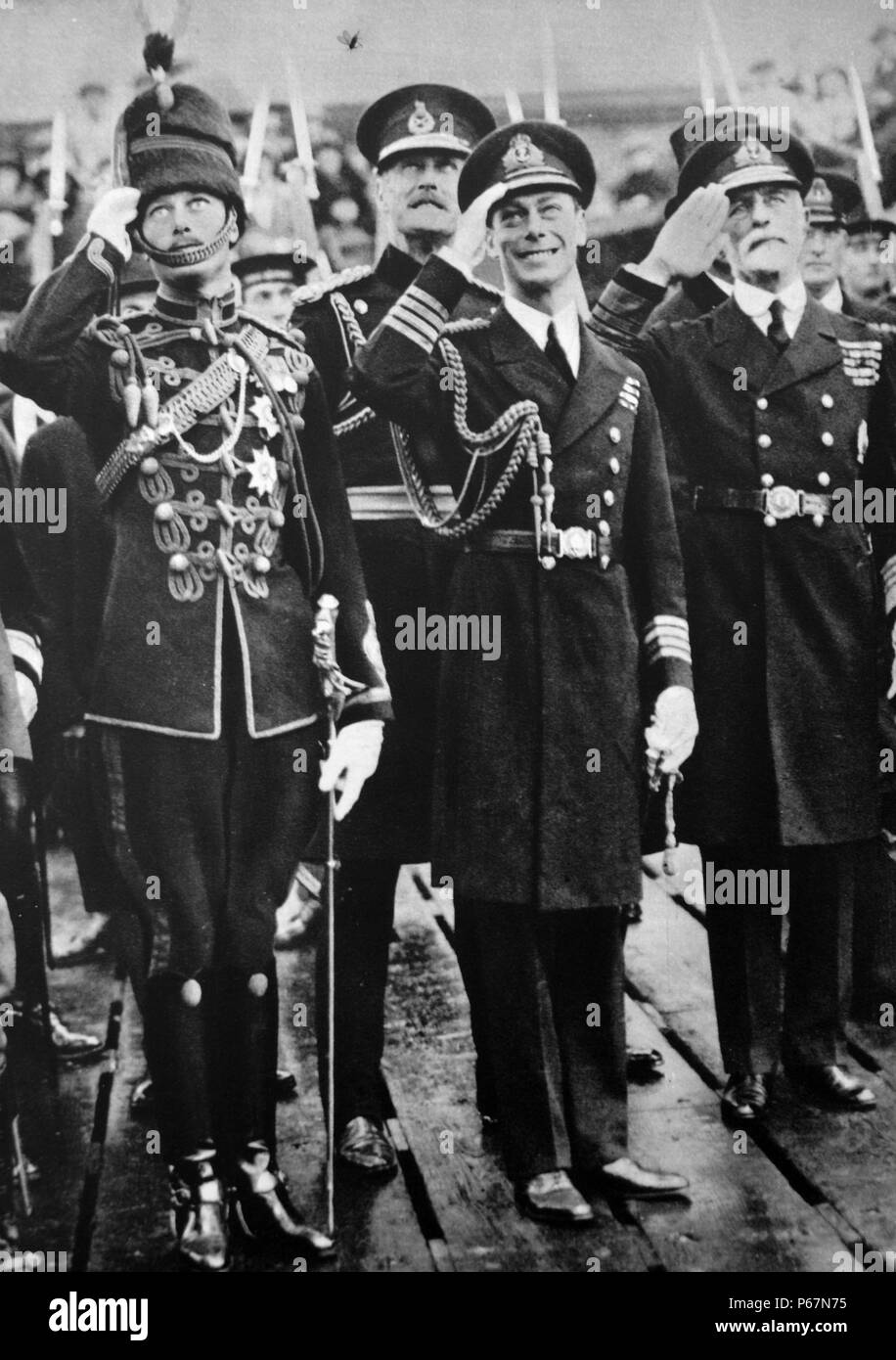 Die Prince of Wales (später König Edward VIII.) Rückkehr aus einem Imperial Tour. Der Herzog von York (später George VII), Prinz Heinrich (der Herzog von Gloucester) und dem Spalier stehen im strömenden Regen, Warten auf H.M.S Repulse zu Dock. Stockfoto