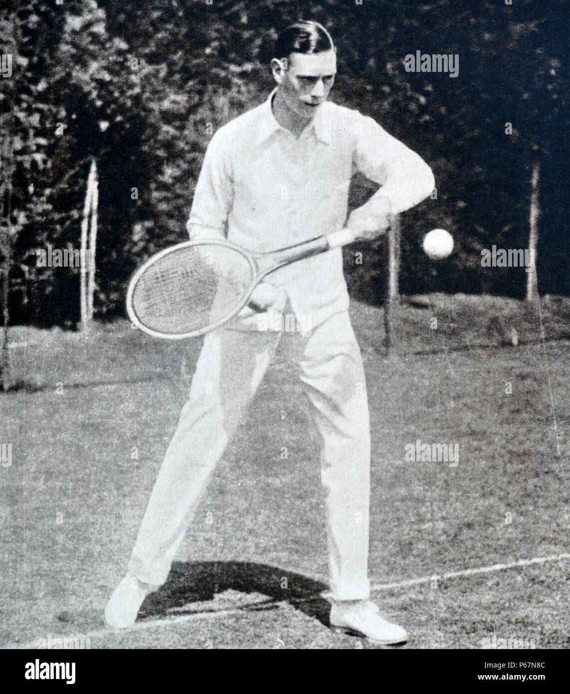 Lord Birkenhead organisierte eine Tennis Party in seinem Land zu Hause, Charlton in der Nähe von Banbury. Der Herzog von York (später König George VI) wird angezeigt, Tennis spielen, nachdem mehrere Spiele zuschauen. Stockfoto