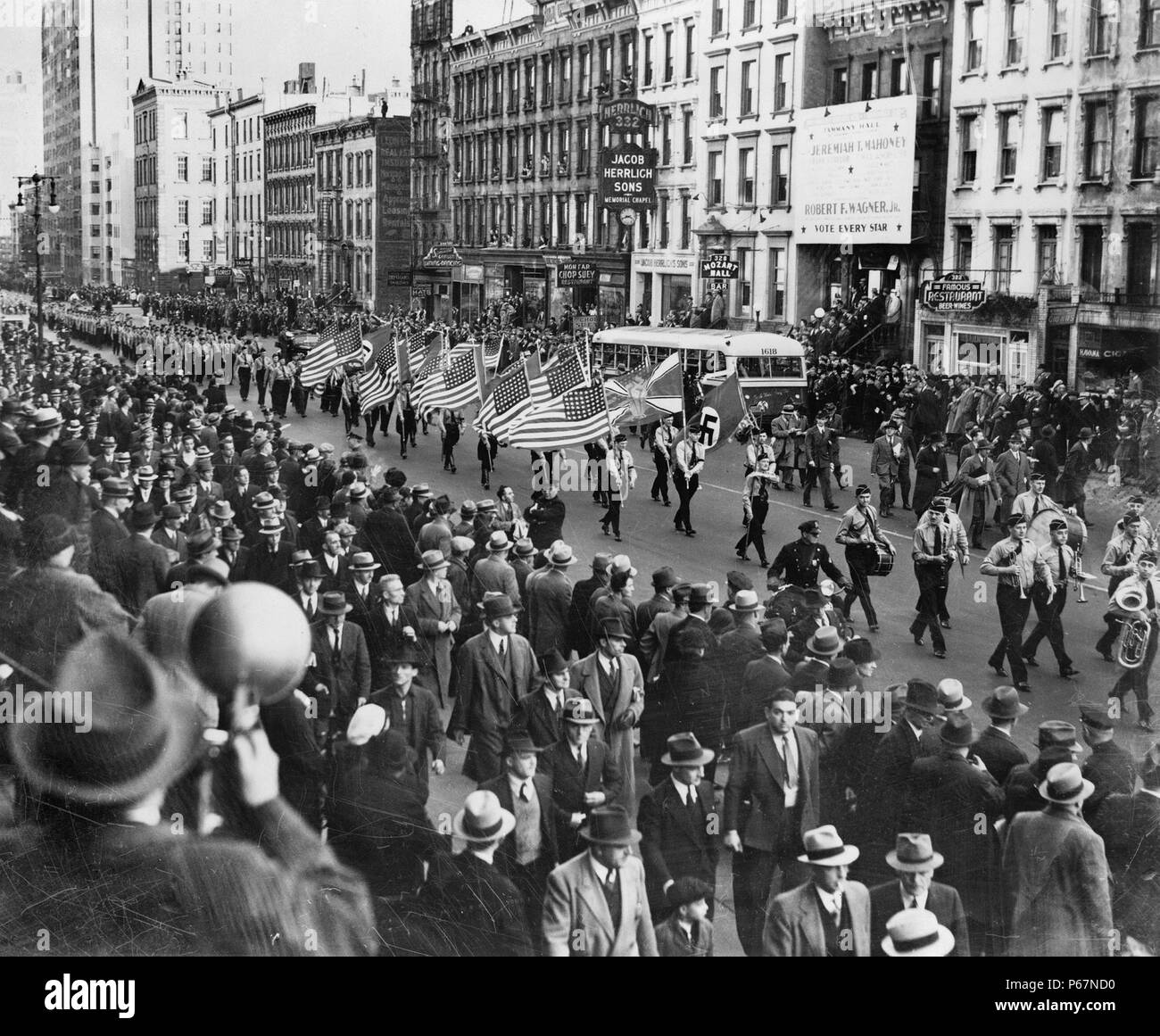 Amerikanische Nazis Parade Auf Der East 86th St In New York Datiert Um 1939 Wahrend Des Zweiten Weltkriegs Stockfotografie Alamy