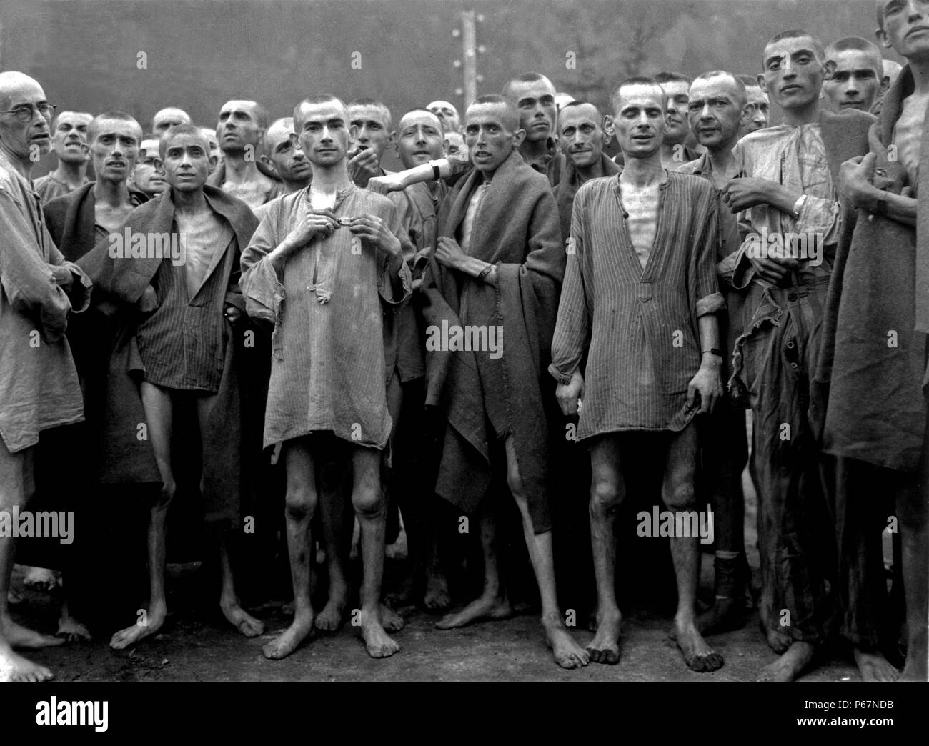 Männliche Kriegsgefangene, ihr Überleben und Befreiung Feiern vom Berga Konzentrationslager. 1945 datiert, am Ende des Zweiten Weltkrieges. Stockfoto