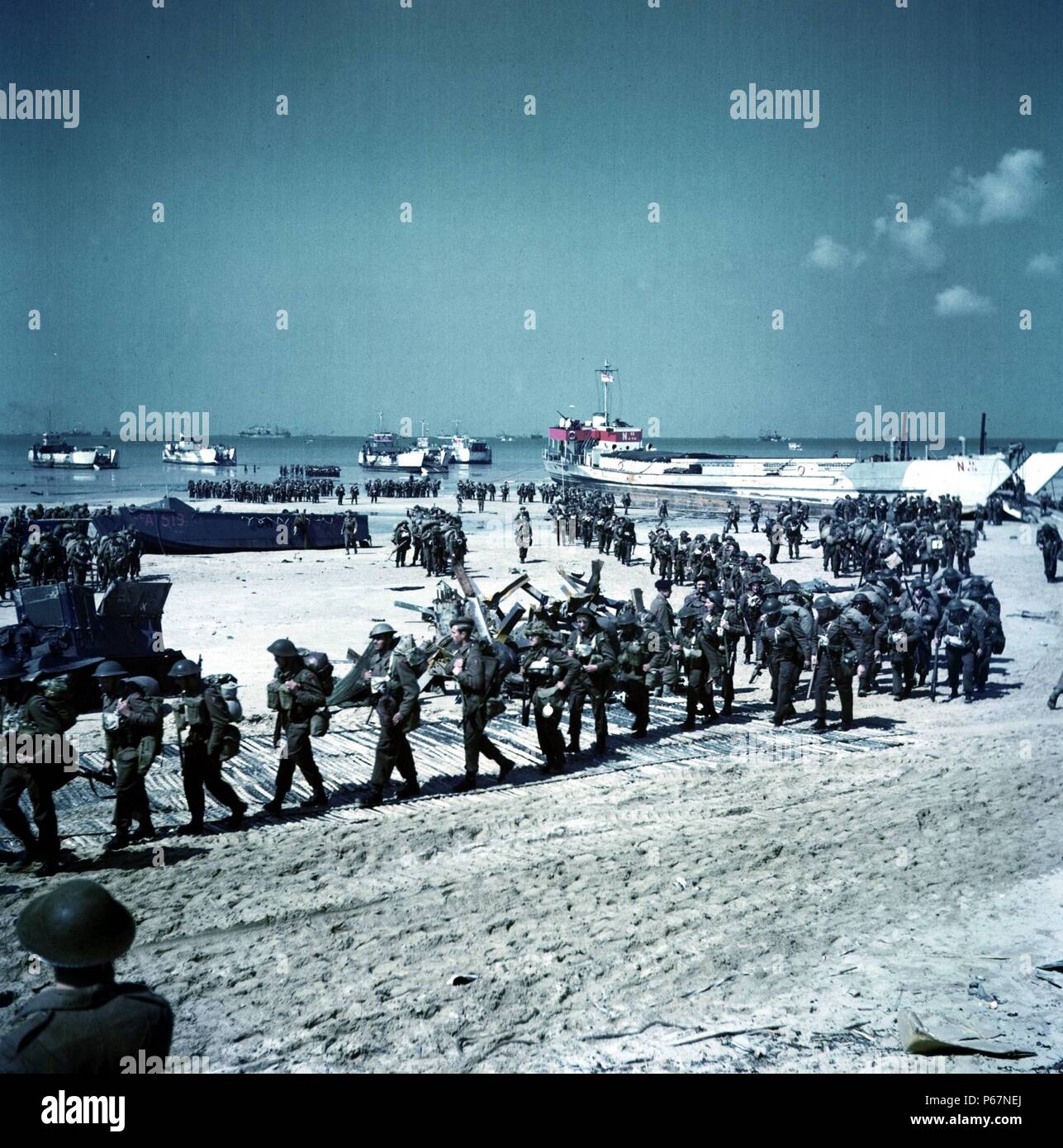 Kanadische Soldaten am Juno Beach, Normandie bereitgestellt wird. Dieses Bild wurde nach der Landung der ersten d-Day aufgenommen. In 1944 datiert. Stockfoto