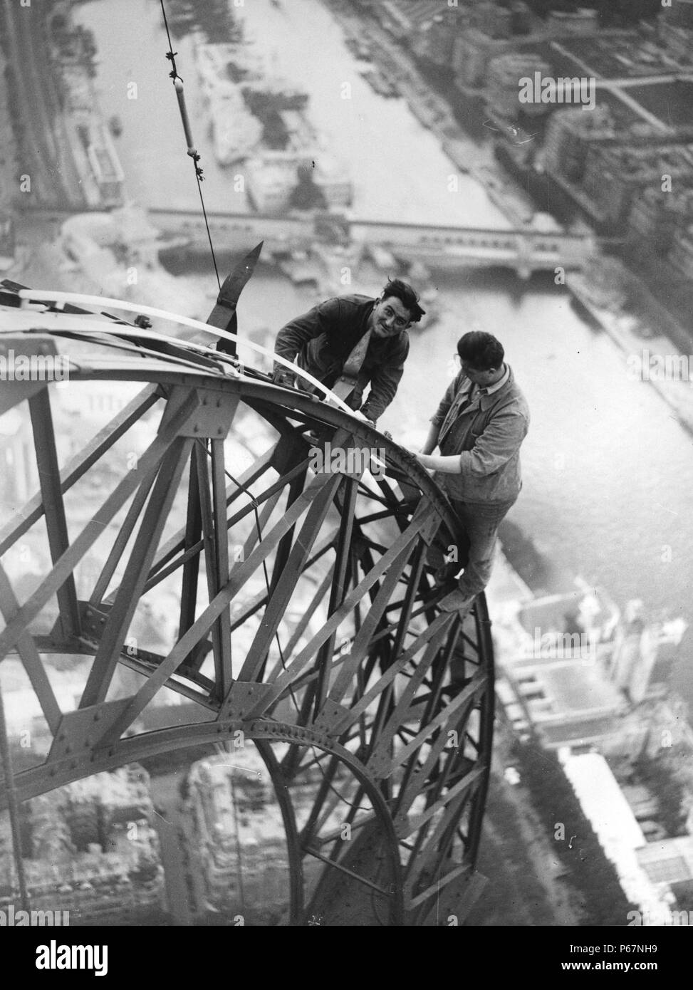 Zwei männliche Elektriker arbeiten an der Mantainence auf den Eiffelturm, Paris, Frankreich. Vom ca. 1937. Stockfoto