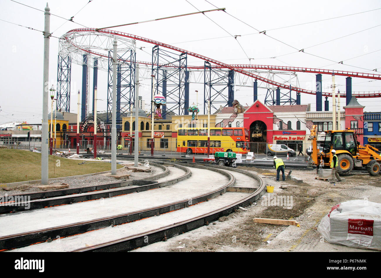 Blackpool Tram Track Replacement funktioniert, welche die Zeile, um eine neue "light rail" Straßenbahnen in die Zukunft zu tragen aktualisiert gesehen hat. Stockfoto