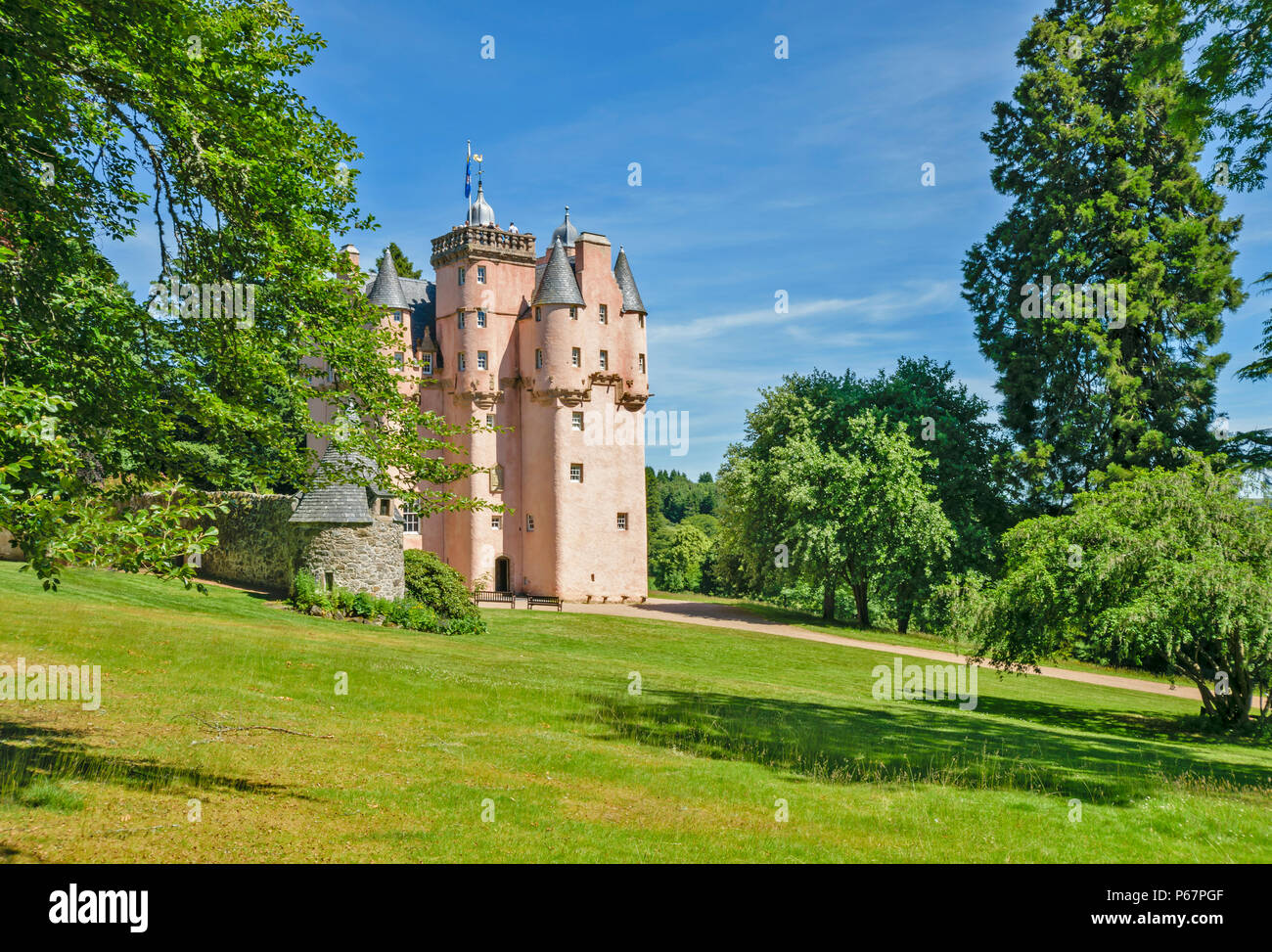 CRAIGIEVAR CASTLE ABERDEENSHIRE SCOTLAND HAUPTEINGANG LEUTE AN DER SPITZE DES TURMS UND SOMMER BÄUME Stockfoto