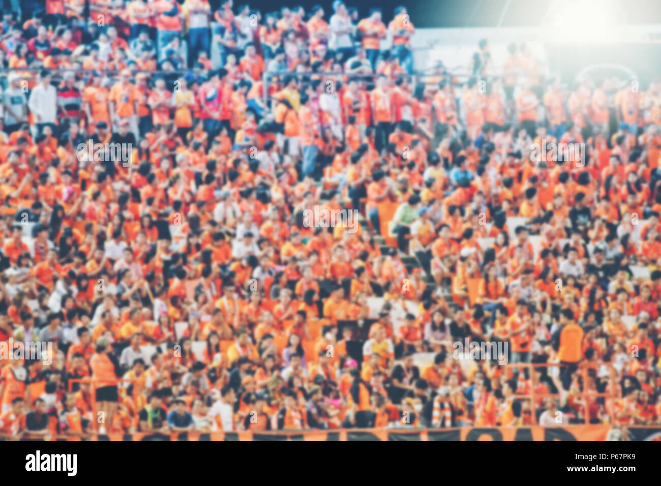 Verschwommen Von Fussballfans In Einem Match Und Zuschauer An Fussball Stadion Stockfotografie Alamy