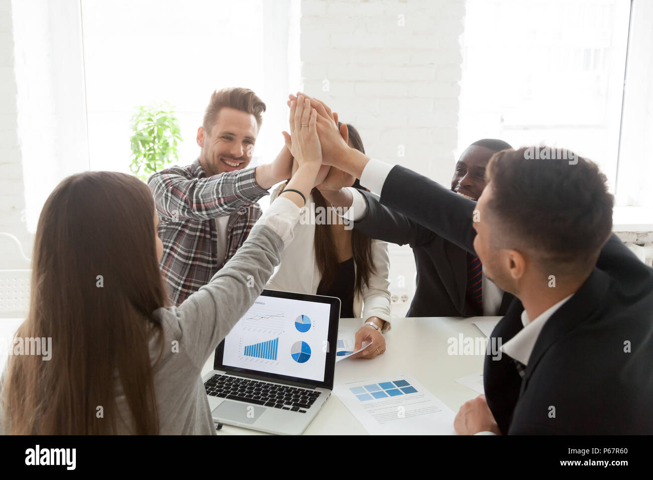 Kolleginnen und Kollegen, fünf feiern die Zielerreichung Stockfoto