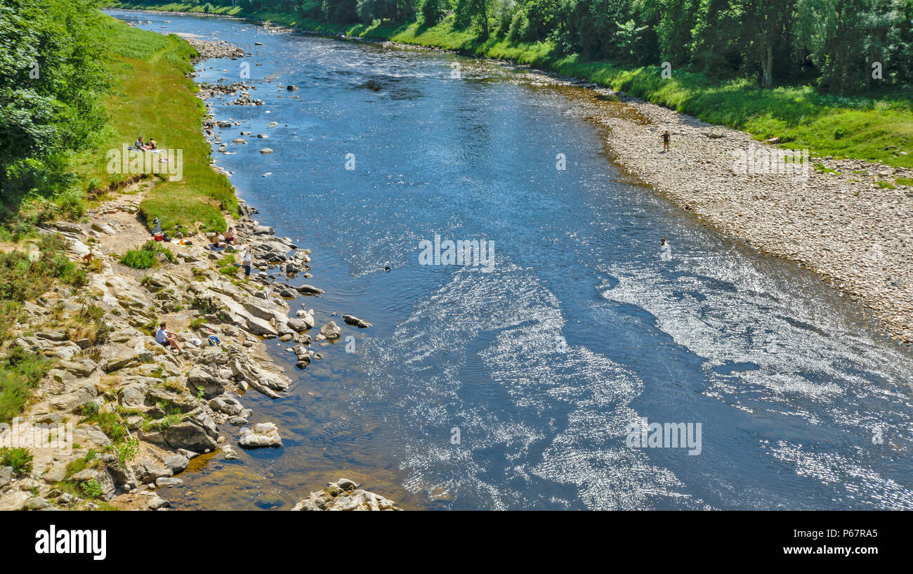 POTARCH BRÜCKE ÜBER DEN FLUSS DEE ABERDEENSHIRE ANZEIGEN DOWNSTREAM AN EINEM SOMMERTAG MIT MENSCHEN UND HUNDEN schwimmen und Picknicks Stockfoto
