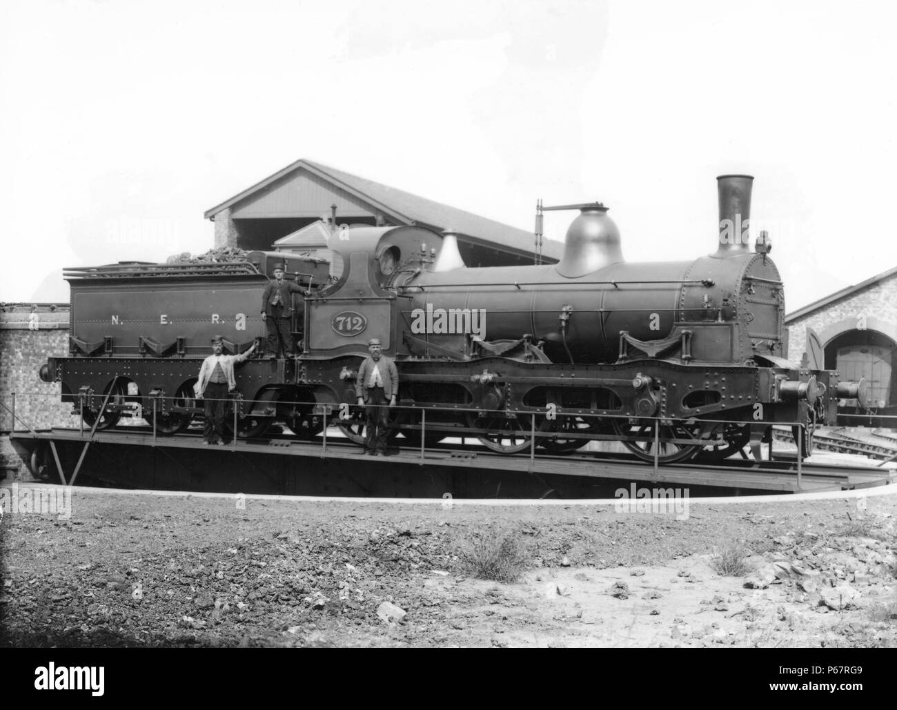 North Eastern Railway 0-6-0 Nr. 712 und Crew auf der Drehscheibe. c 1880 Stockfoto