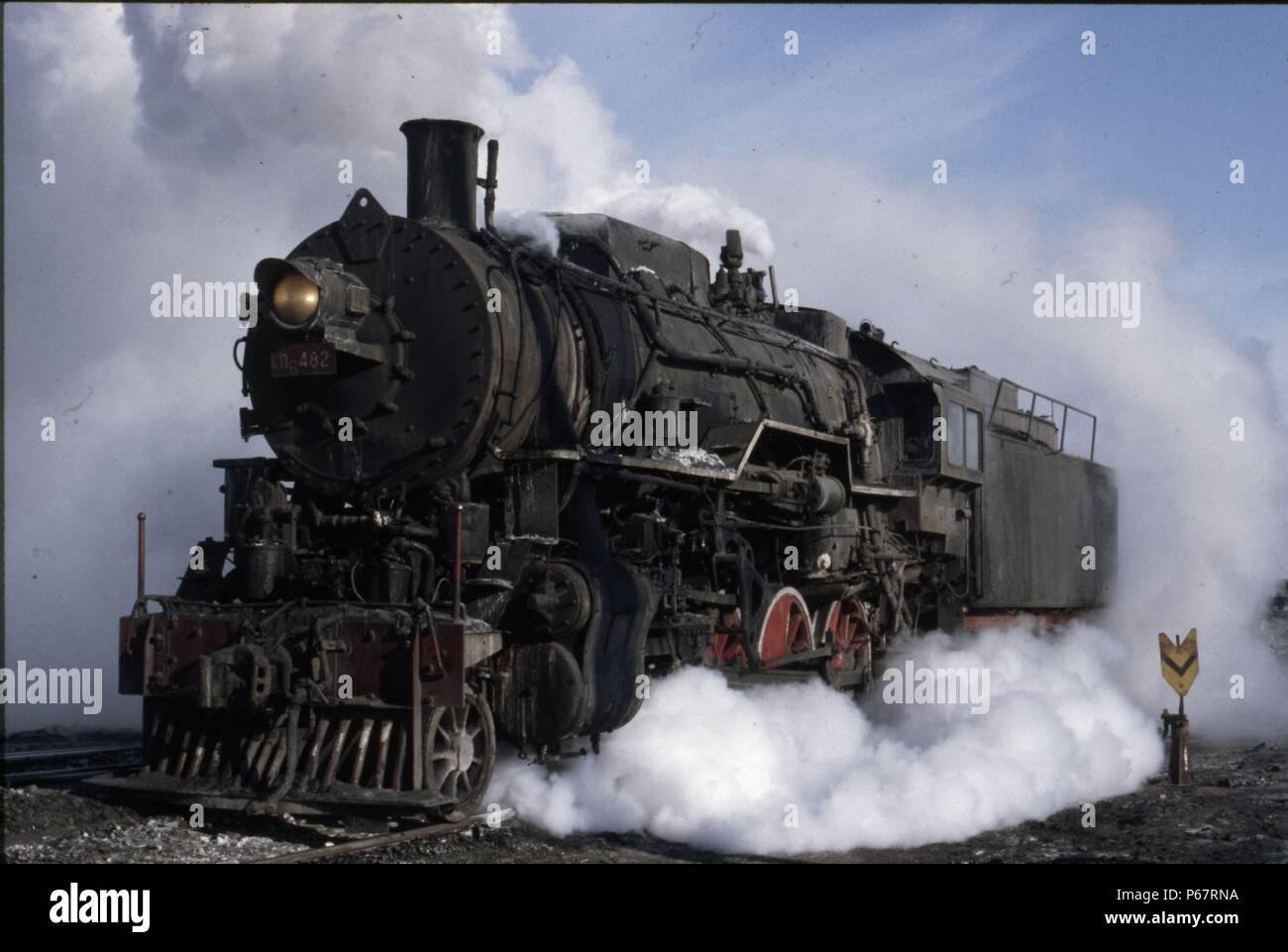 Eines der klassischen United States Army Transportation Corps S160 Klasse 2-8-0 s aus in Revier service Pensionierte bei Manzouli auf russische Chinas borde Stockfoto