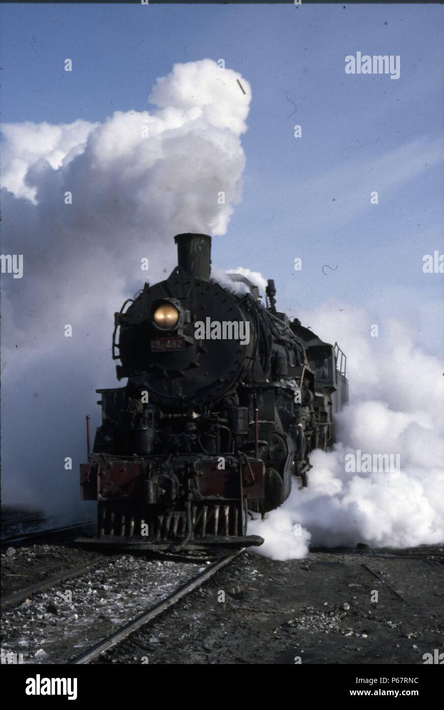 Eines der klassischen United States Army Transportation Corps S160 Klasse 2-8-0 s aus in Revier service Pensionierte bei Manzouli auf russische Chinas borde Stockfoto