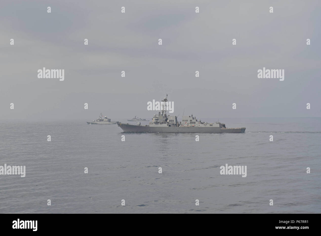 Pazifik (15. Mai 2016) - der Republik Korea ulsan Klasse Fregatte ROKS Pusan (FF 959) (Zurück), der Französische leichte Überwachung Fregatte FSN Vendemiaire (F734), die geführte Anti-raketen-Zerstörer USS Momsen (DDG92) (vorne) während ein Foto. Momsen, zusammen mit dem Zerstörer USS Decatur (DDG73) und USS Spruance (DDG111) begonnen, mit "Teufel" und "Warbirds" Abteilungen der Hubschrauber Maritime Strike Squadron (HSM) 49, sind als Teil der US-Flotte 3 Pacific Oberfläche Action Group (PAC SAG) unter Destroyer Squadron (CDS) 31 eingesetzt. (U.S. Marine Foto von Mass Communication Specialist 3. Klasse Stockfoto