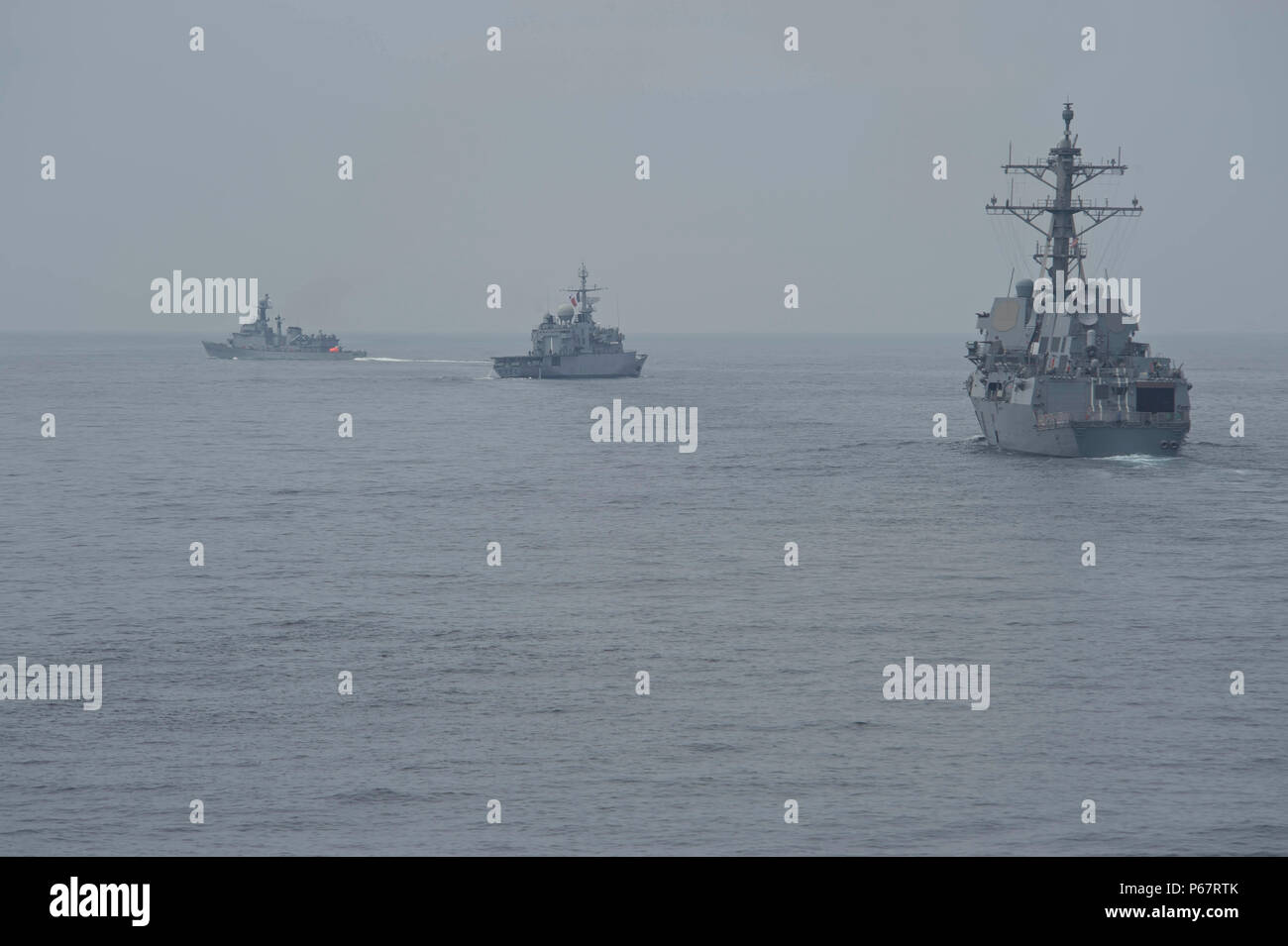 Pazifik (15. Mai 2016) - der Republik Korea ulsan Klasse Fregatte ROKS Pusan (FF 959), der Französische leichte Überwachung Fregatte FSN Vendemiaire (F 734) (Mitte), die geführte Anti-raketen-Zerstörer USS Momsen (DDG92) (vorne) während ein Foto. Momsen, zusammen mit dem Zerstörer USS Decatur (DDG73) und USS Spruance (DDG111) begonnen, mit "Teufel" und "Warbirds" Abteilungen der Hubschrauber Maritime Strike Squadron (HSM) 49, sind als Teil der US-Flotte 3 Pacific Oberfläche Action Group (PAC SAG) unter Destroyer Squadron (CDS) 31 eingesetzt. (U.S. Marine Foto von Mass Communication Specialist 3 Clas Stockfoto