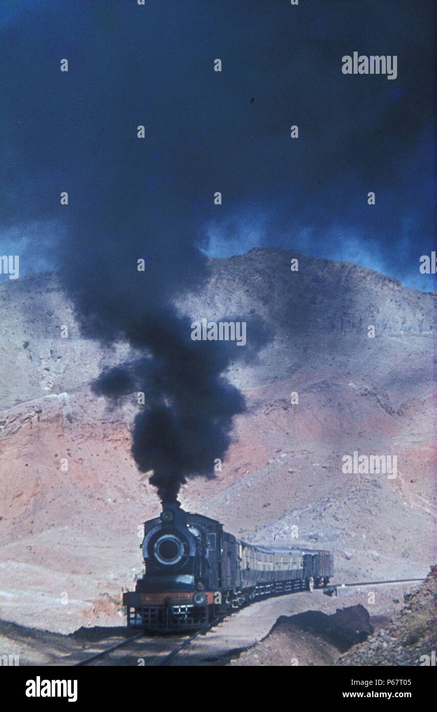 Pakistan Eisenbahn SGS klasse Britischen gebaut an der Innenseite von Zylinder 0-6-0 Nr. 2477 mit dem Zug 14.00 Uhr ab Dandot Khewra - am Freitag, den 21. Januar 1977. Stockfoto