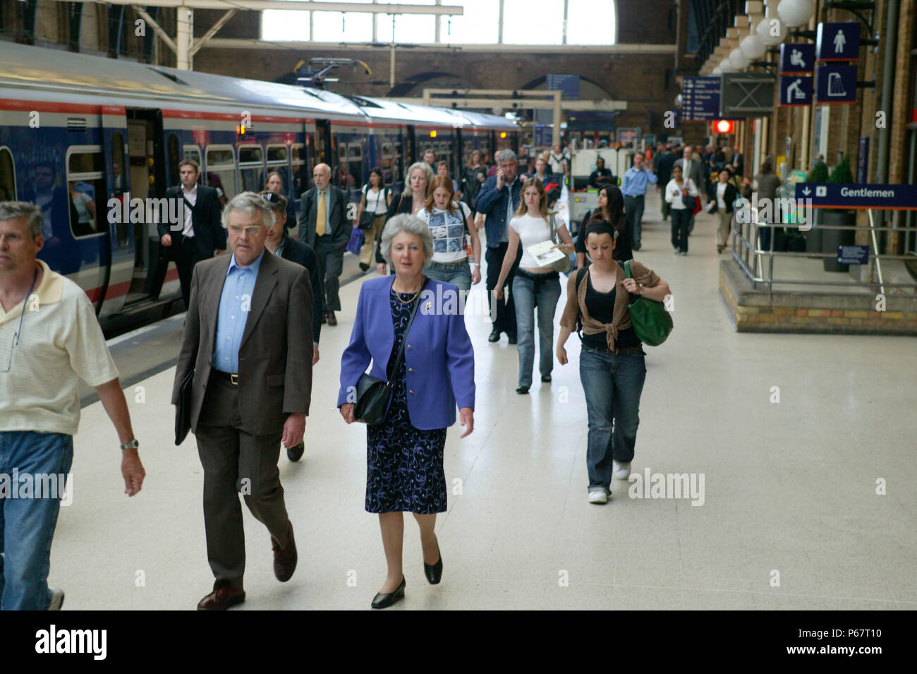 Passagiere verlassen des Zuges bei Ankunft auf dem Londoner Bahnhof Kings Cross. Mai 2005 Stockfoto