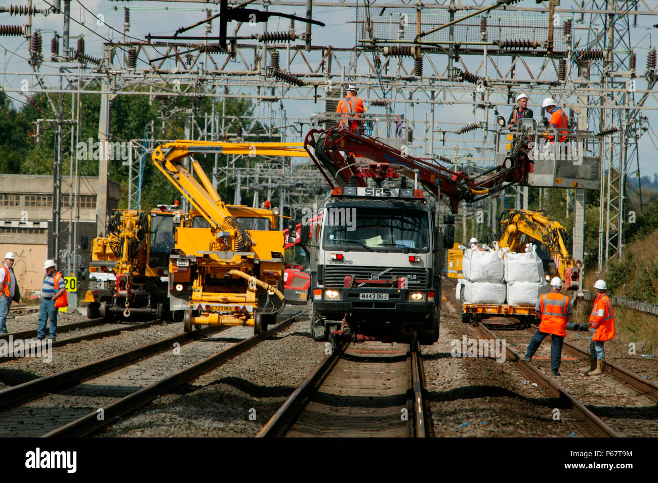 Die Erneuerung der Oberleitung von Cherry Picker auf der Straße montiert - railers in Bourne End. August 2003 während der West Coast Main Line upgrade. Stockfoto