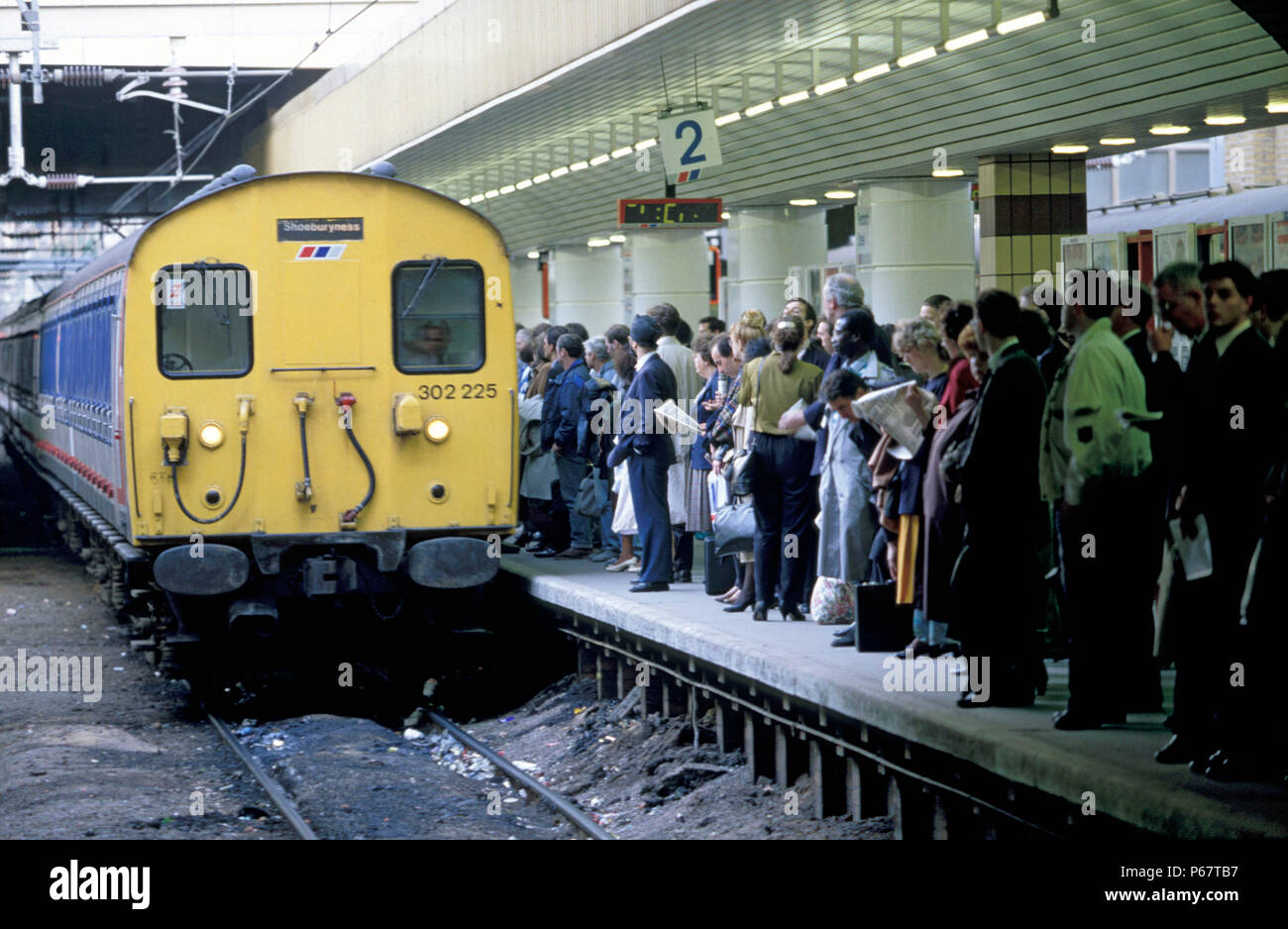 Rush Hour am Bahnhof Fenchurch Street in London mit einem Nahverkehr auf der Plattform angekommen ist. C 1992 Stockfoto