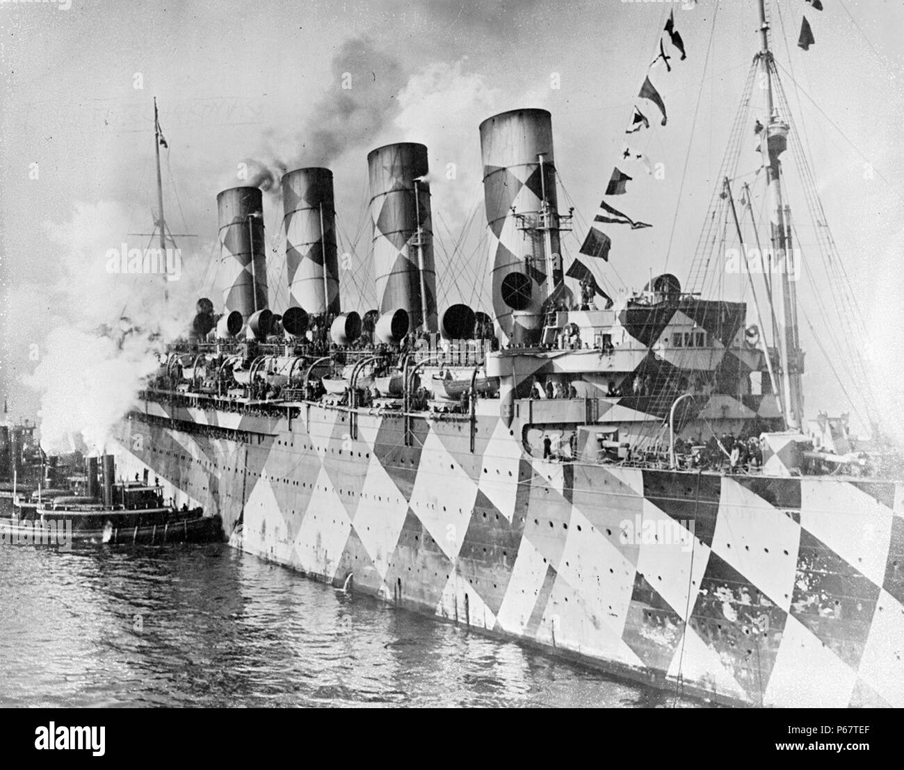 Foto von HMS Tuberose aka RMS Mauretania tritt in den New Yorker Hafen in voller Dazzle, Durchführung der Rückkehr Truppen nach dem Ende des Großen Krieges. Vom 1918 Stockfoto
