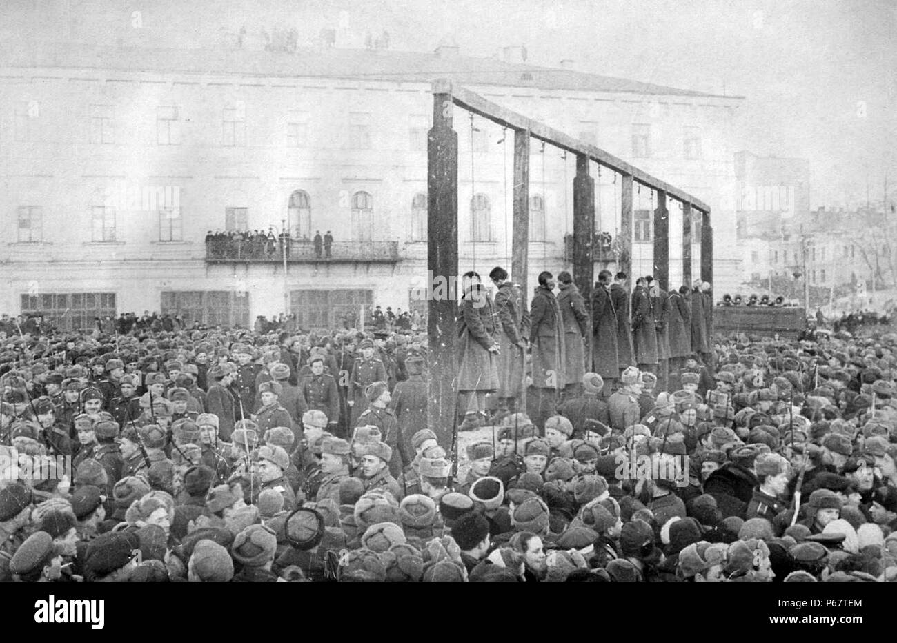 Foto von einer öffentlichen Hinrichtung von deutschen Soldaten in Kiew. Datiert 1946 Stockfoto