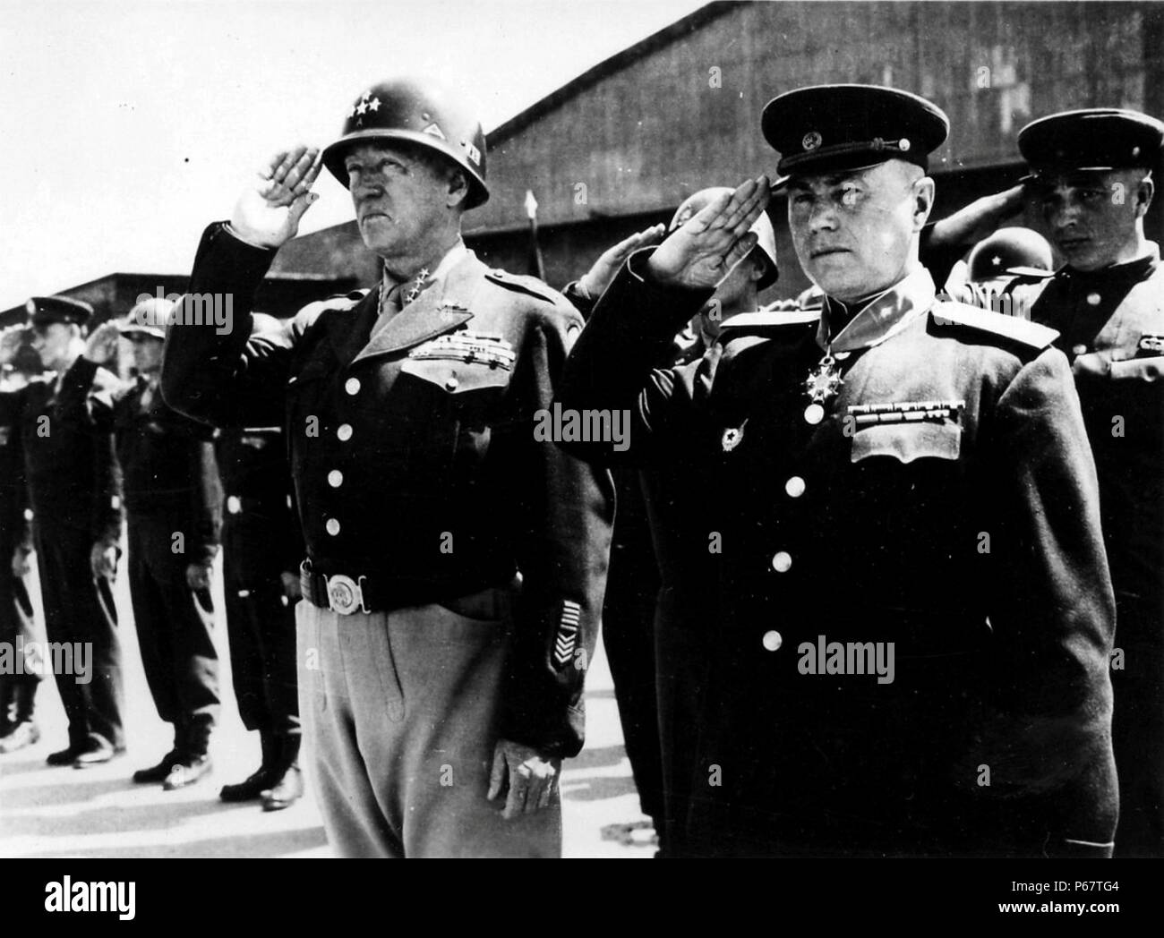 Foto von General George S. Patton (1885-1945) und Marschall Aleksandr Vasilevsky (1895 – 1977) in Torgau, Deutschland. Datiert 1945 Stockfoto
