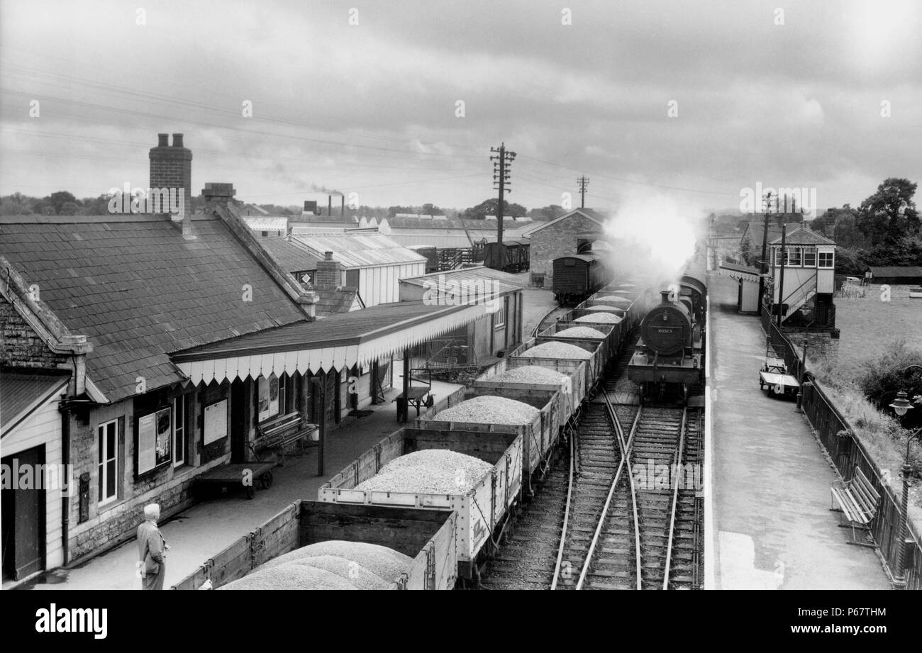 Wincanton Station auf der S&diesem Blick nach Süden mit einem Zug von Kalkstein in offenen Wagen. Großbritannien Stockfoto