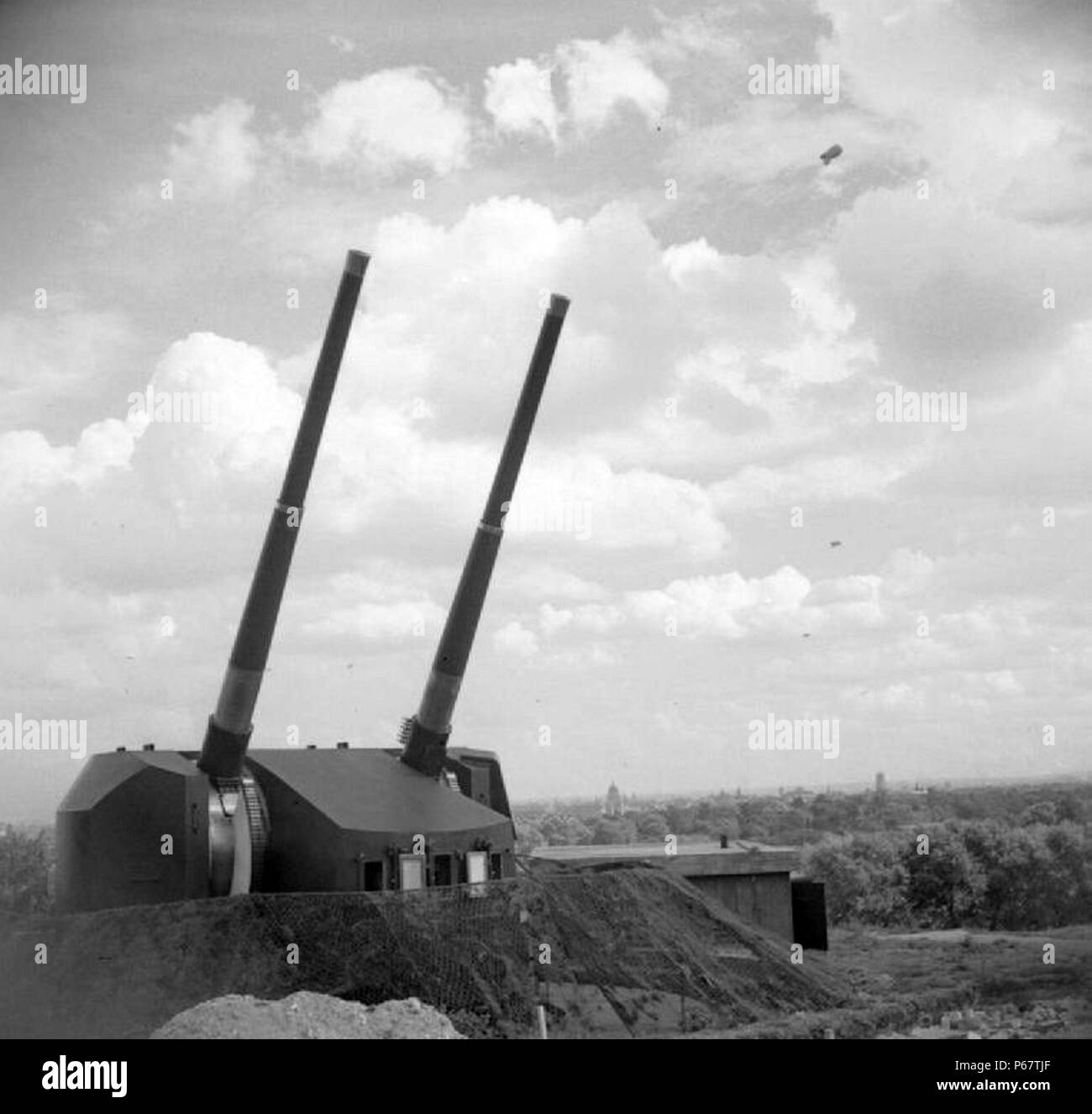 Foto von zwei 5,25-Zoll-Geschützen einer Flak-Batterie in Primrose Hill in London. Datiert 1943 Stockfoto