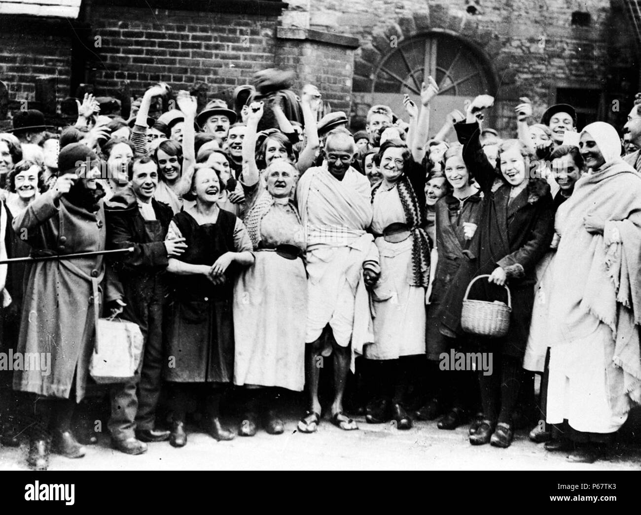 Foto von Mahatma Gandhi wird von einer Gruppe von weiblichen Textilarbeiter während eines Besuchs in Darwen Lancashire begrüßt. Datiert 1931 Stockfoto