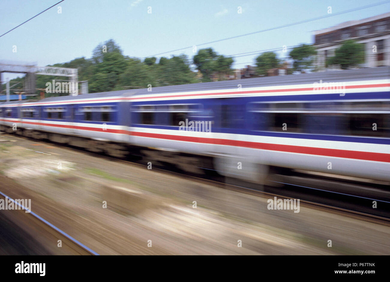 Beschleunigung der Bahn Fotografiert von einem anderen Zug. C 1993 Stockfoto