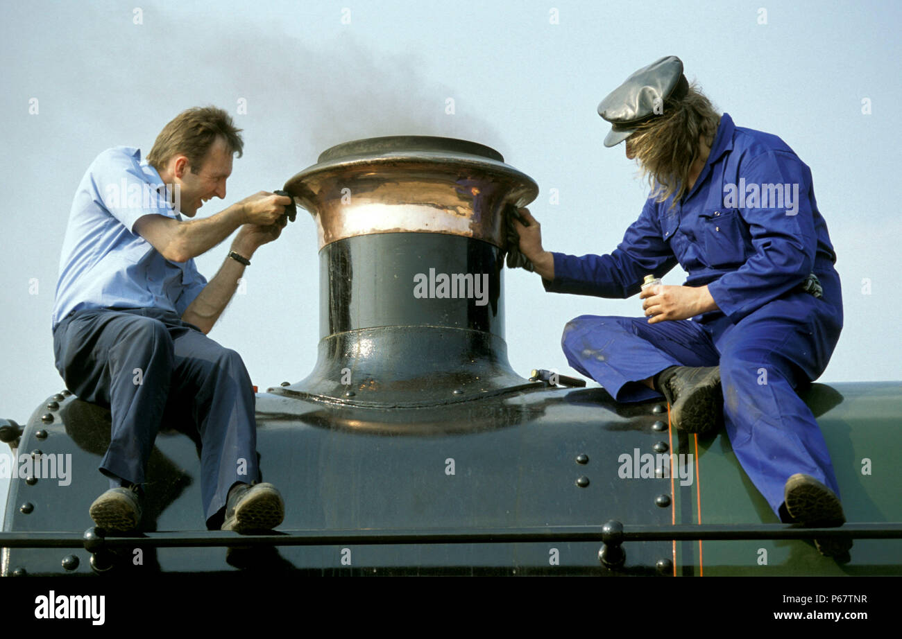 Spit und Polnischen an den Schornstein der GWR Prarie Tank in Crewe öffnen Tag angewendet. Mai 2003 Stockfoto