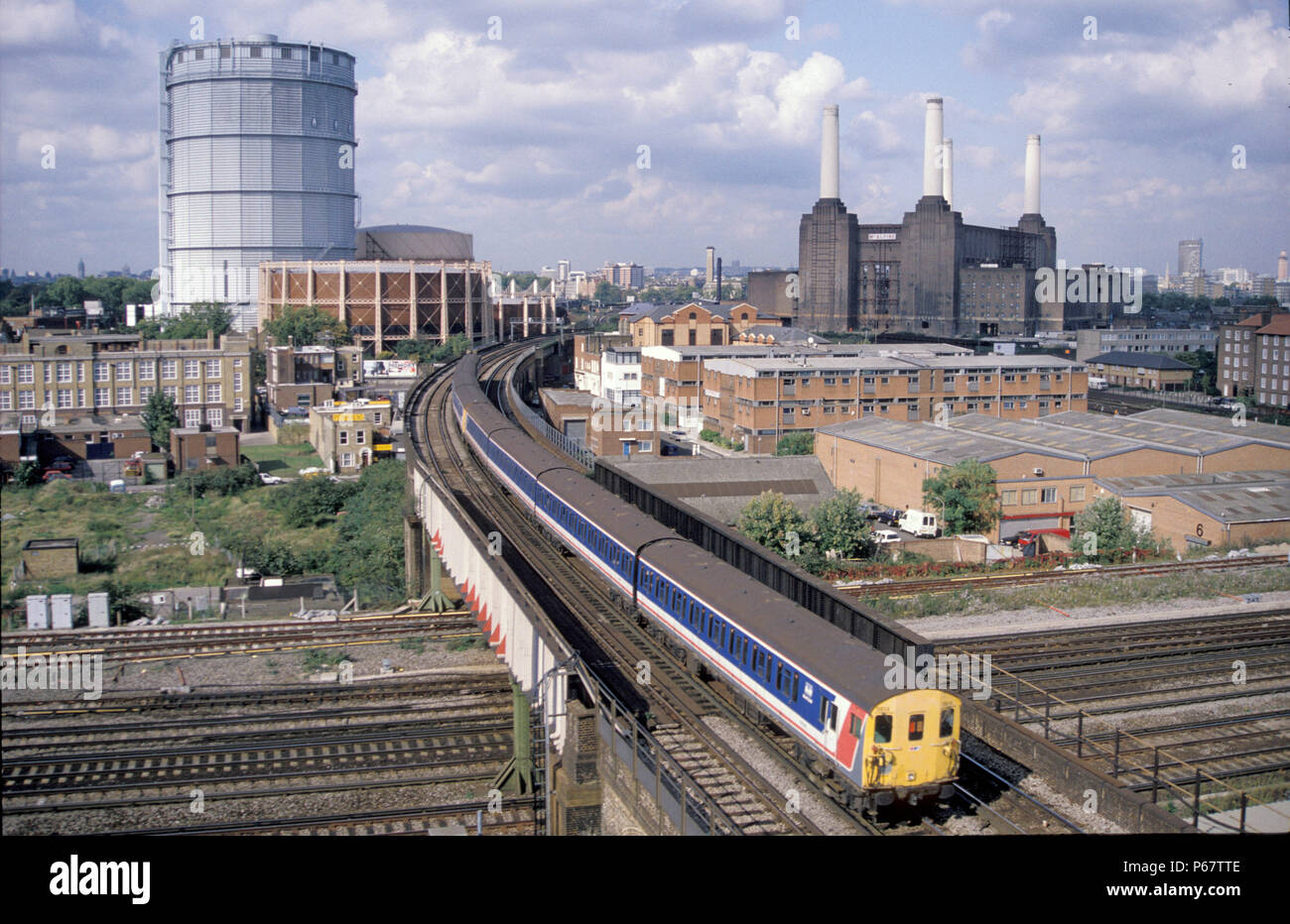 Stewarts Lane Viadukt in London Battersea Power Station im Hintergrund und ein pendler service Überschrift in der Stadt Stockfoto