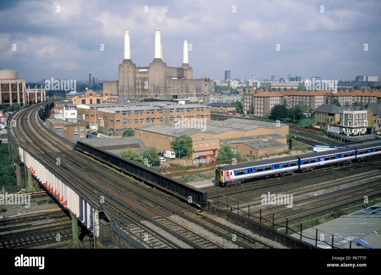 Stewarts Lane Viadukt in London Battersea Power Station im Hintergrund C 1992 Stockfoto