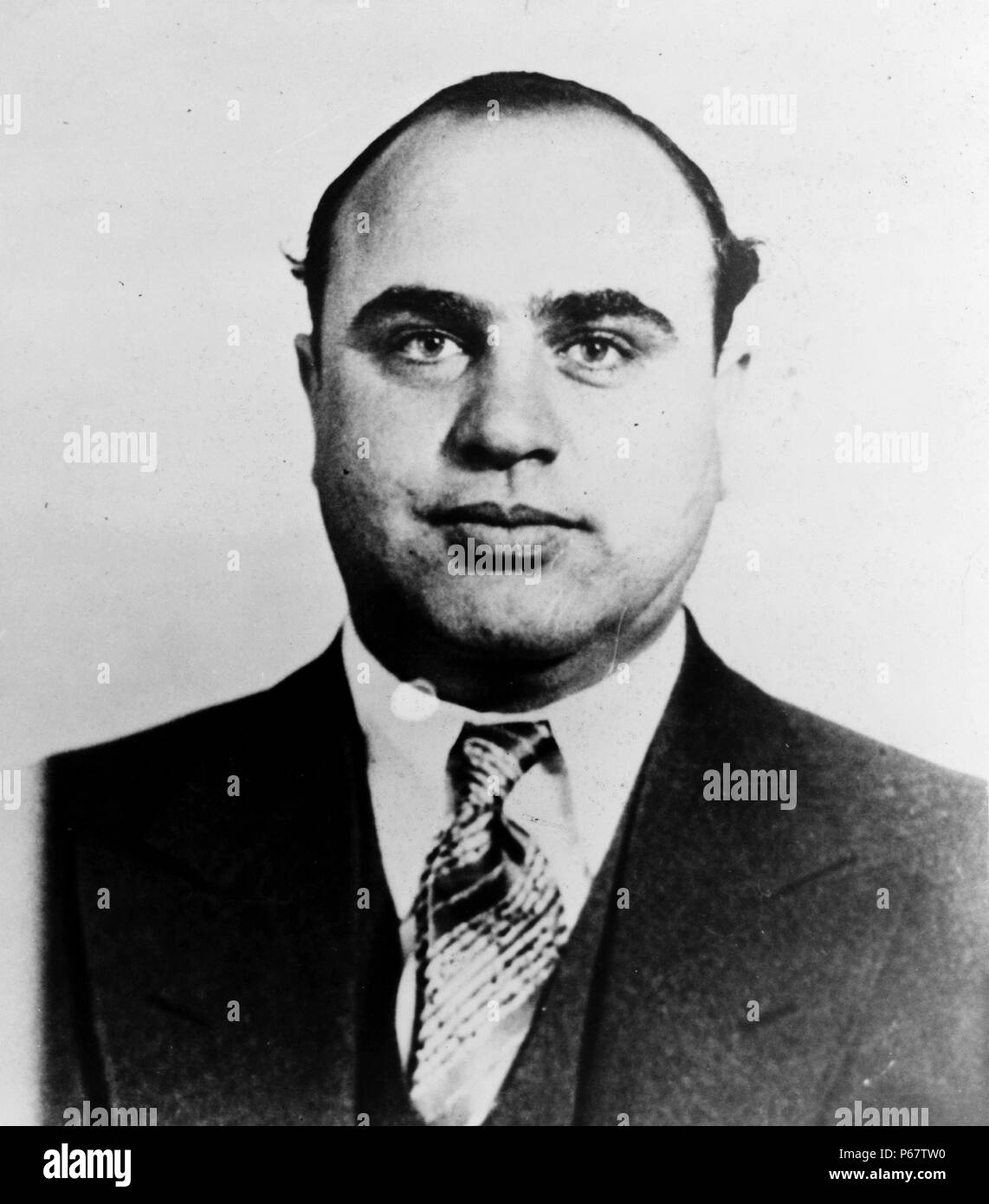 Mugshot von Al Capone. Alphonse Gabriel'Al'Capone war ein amerikanischer Gangster, ein Verbot - ära Verbrechersyndikat geführt. Das Chicago Outfit, die anschließend auch bekannt als der 'Capones', den Schmuggel und bootlegging Likör gewidmet war, und andere illegale Aktivitäten, wie Prostitution, in Chicago aus den frühen 1920er Jahren bis 1931. Stockfoto