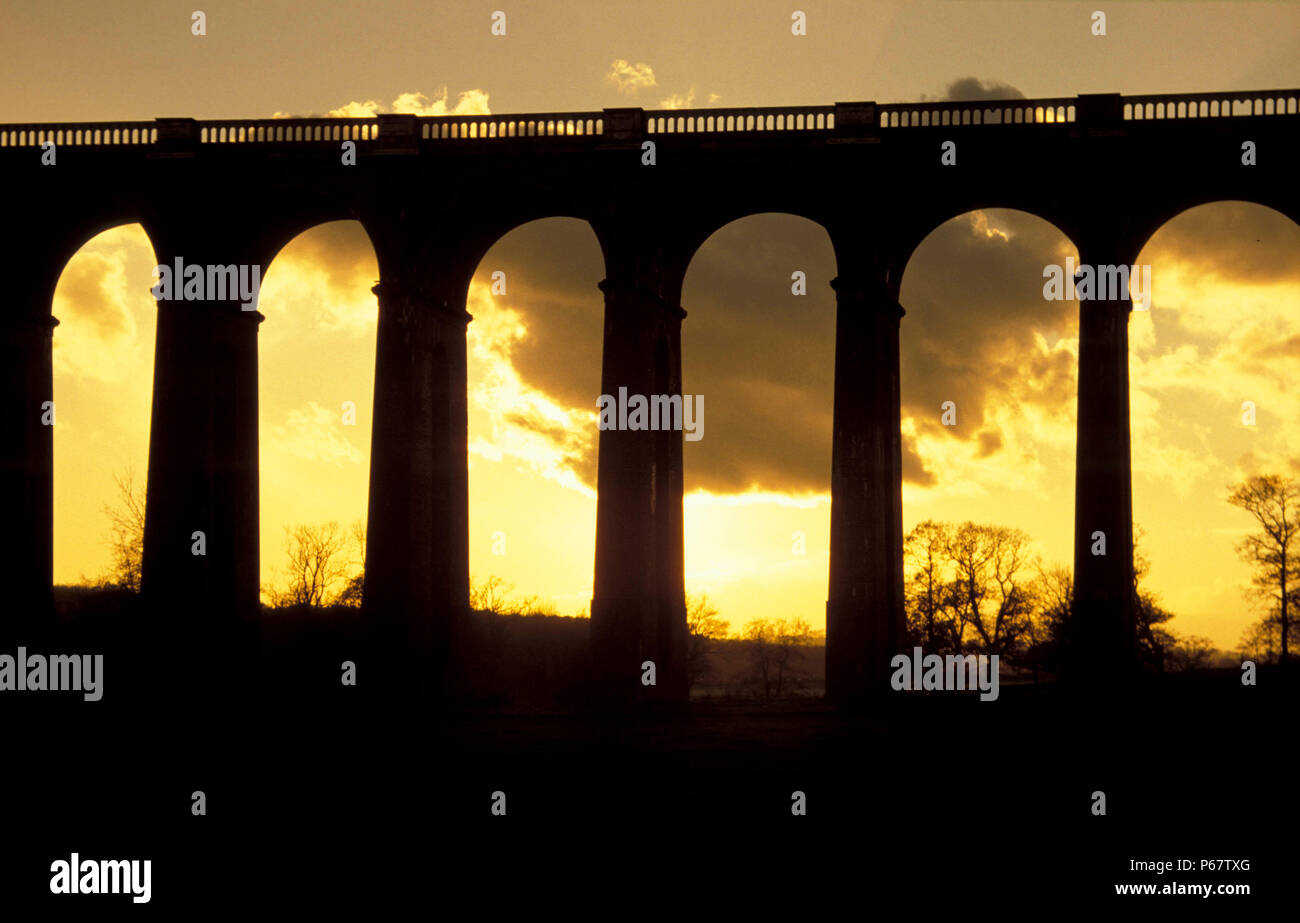 Sonnenuntergang am Balcombe Viadukt auf der London nach Brighton. C 1993. Stockfoto