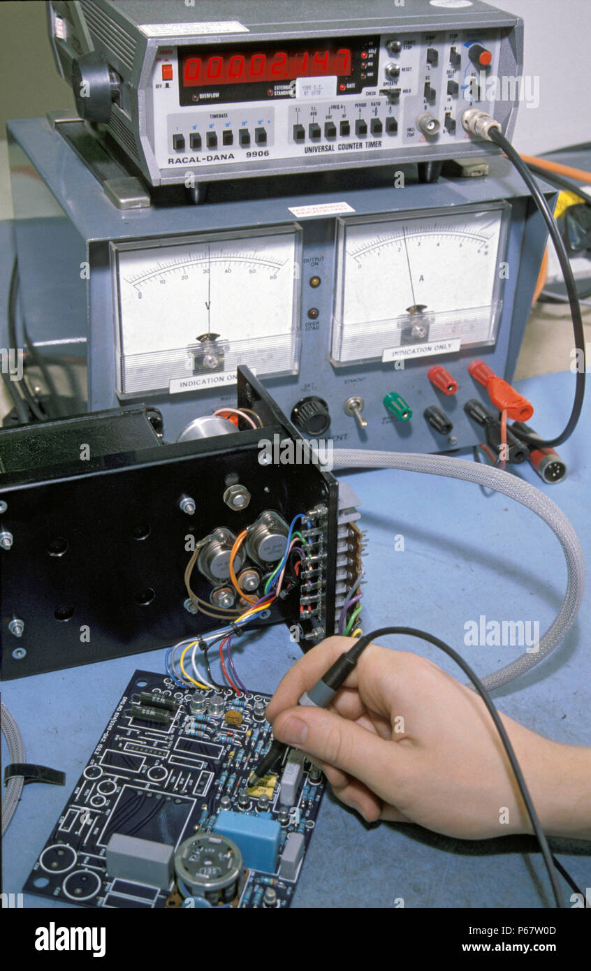 Prüfung Leiterplatten bei York Signalgebung und Telekommunikation. C 1993 Stockfoto