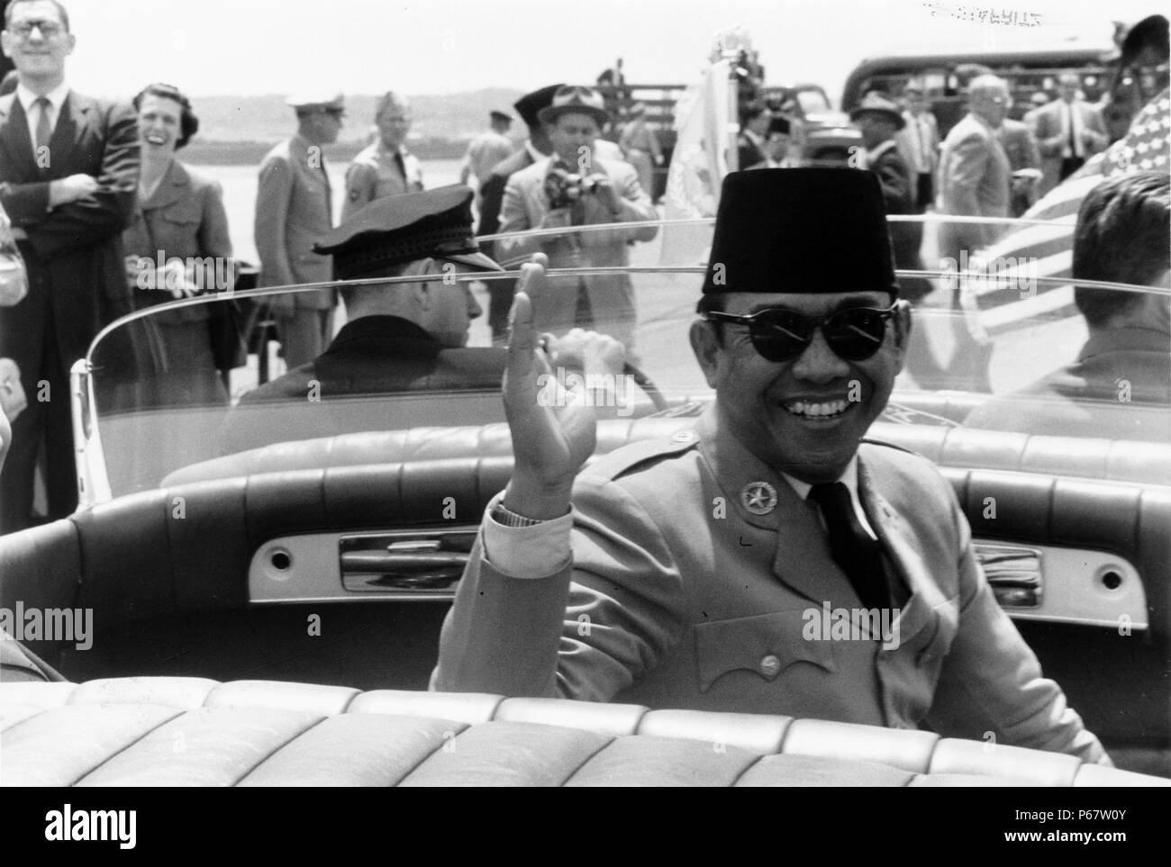 Sukarno in Washington DC. Sukarno war der erste Präsident Indonesiens. Er war der Anführer des Kampfes für die Unabhängigkeit seines Landes aus den Niederlanden und verbrachte mehr als ein Jahrzehnt im Rahmen des Niederländischen festhalten, bis er von den eindringenden japanischen Streitkräfte freigegeben wurde. Stockfoto