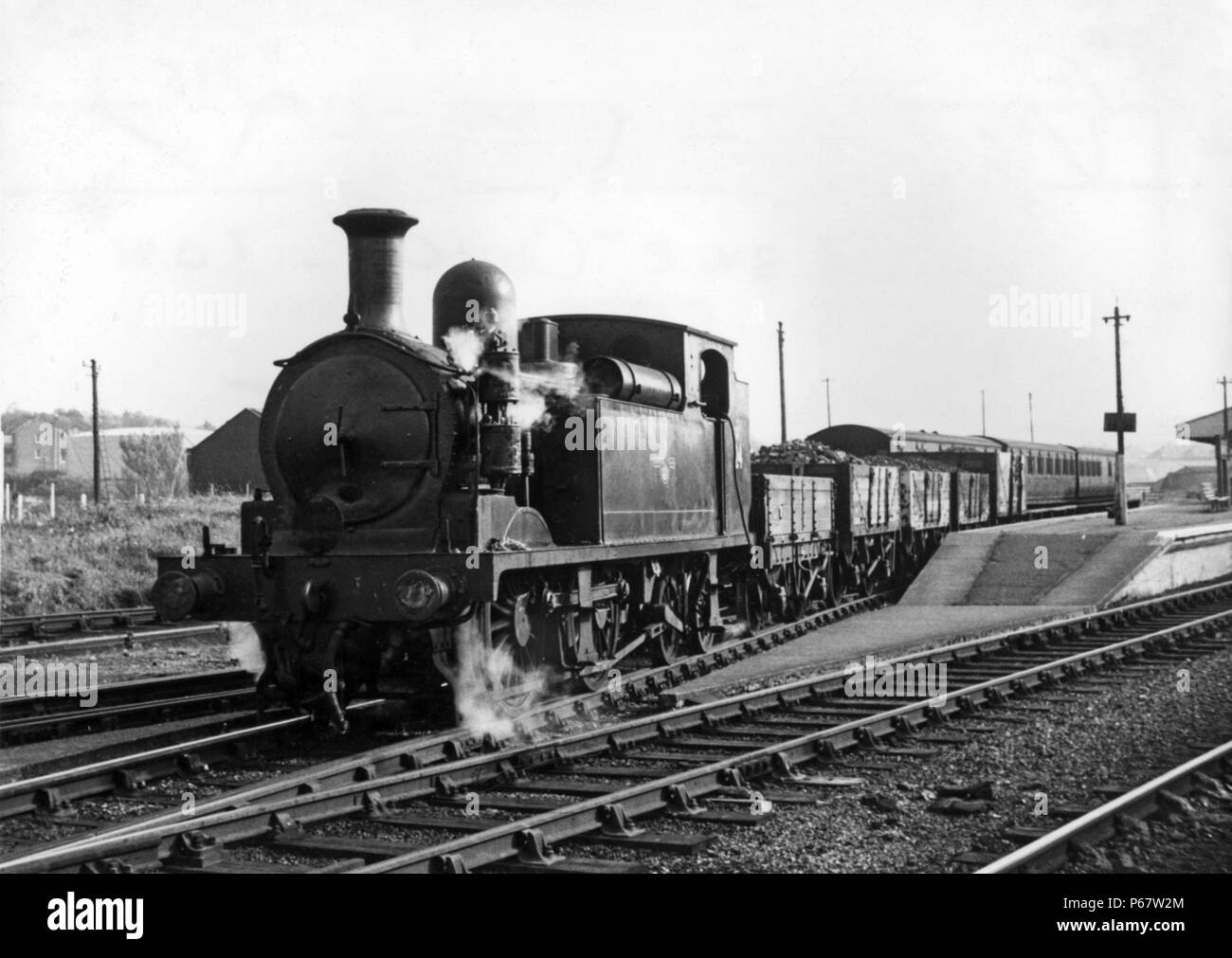 Die Schönheit eines ländlichen Steam Railway auf der Isle of Wight mit ex L&SWR Adams 02 Klasse 0-4-4T Nr. w 24 Calbourne erbaut im Jahre 1891 und Der übertragen wird. Stockfoto