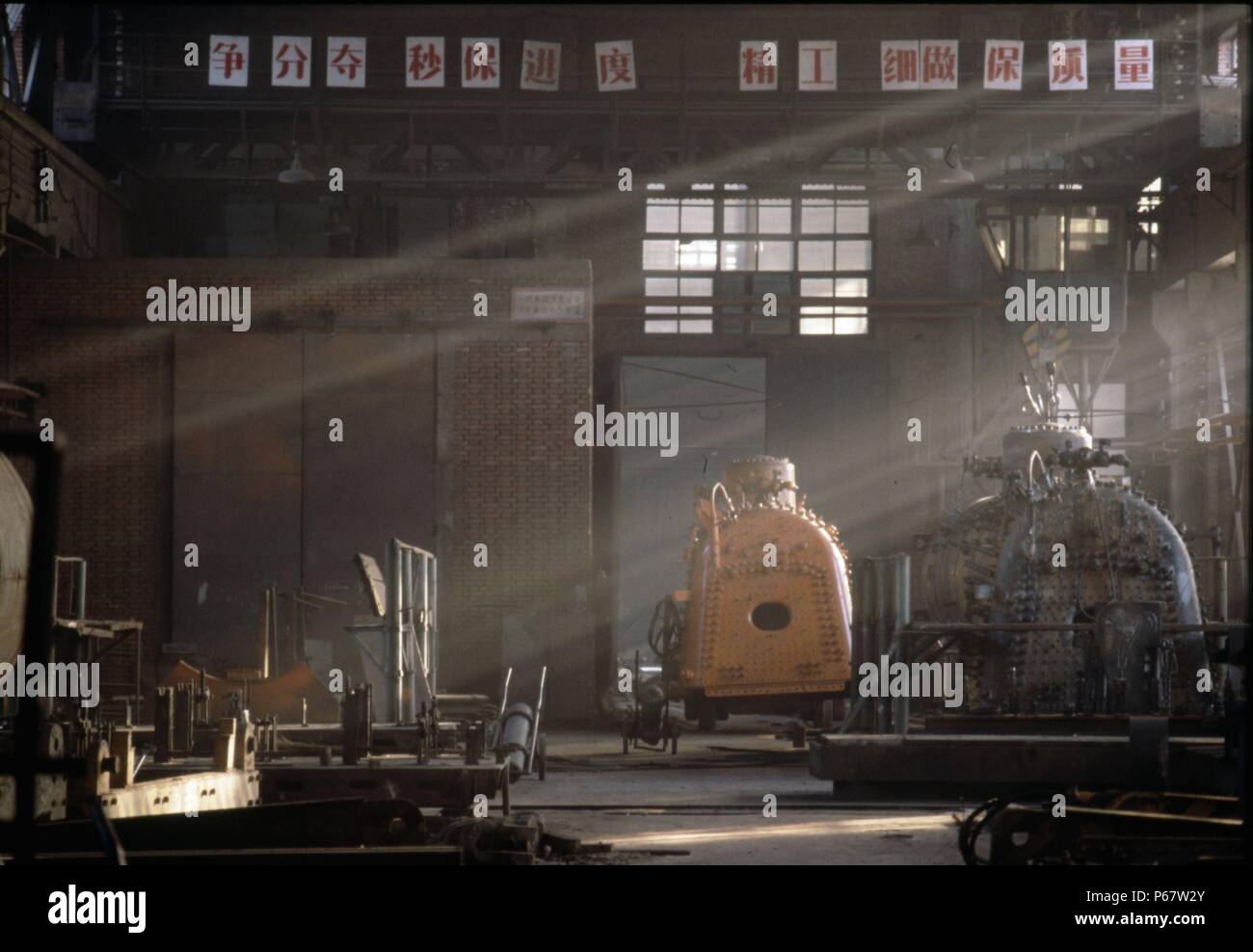 Der Kessel shop in Tangshan Loco Werke in China. SY Klasse 2-8-2 in der Industrie aufzubauen. Mitte der 1980er Jahre. Stockfoto