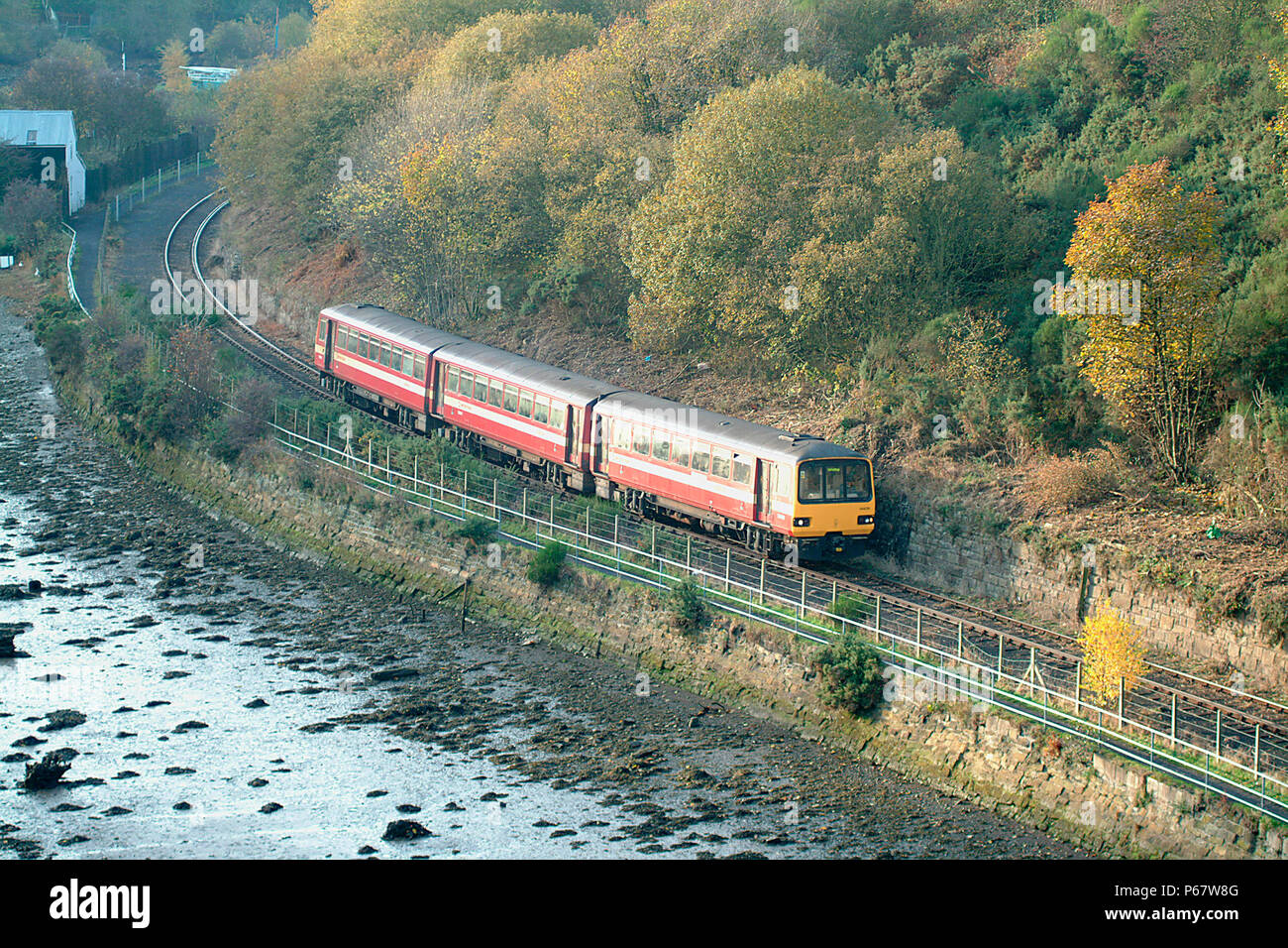 Die Esk Valley line zwischen Middlesbrough und Whitby verwendet normalerweise eine der West Yorkshire Metro - Livrierte Klasse 144 3-Auto Pacer Einheiten. Diese sind widmen. Stockfoto