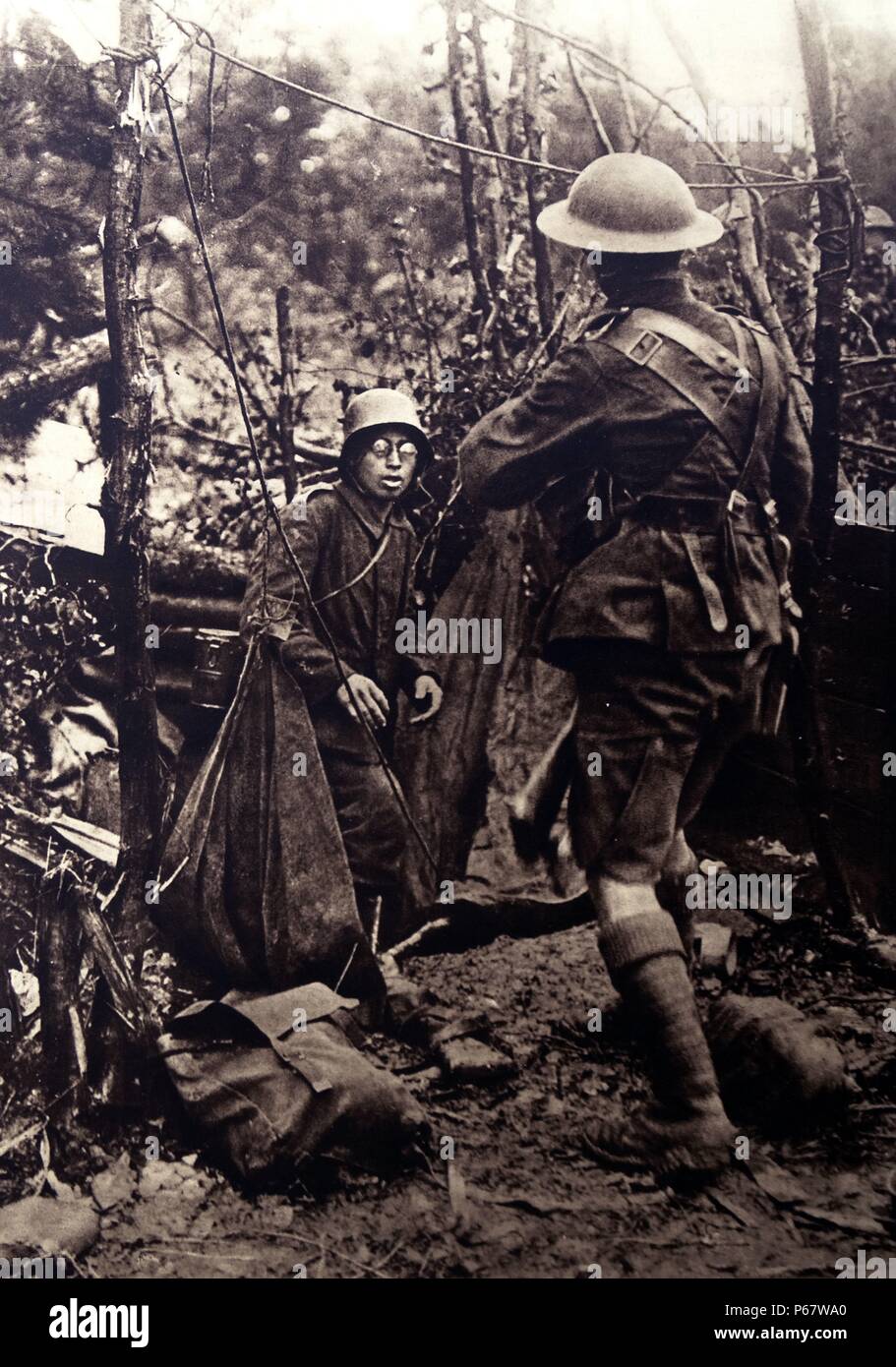 Deutscher Soldat ergibt sich eine britische Infanterie Soldaten in den Schützengräben Frankreichs, während Erster Weltkrieg Stockfoto